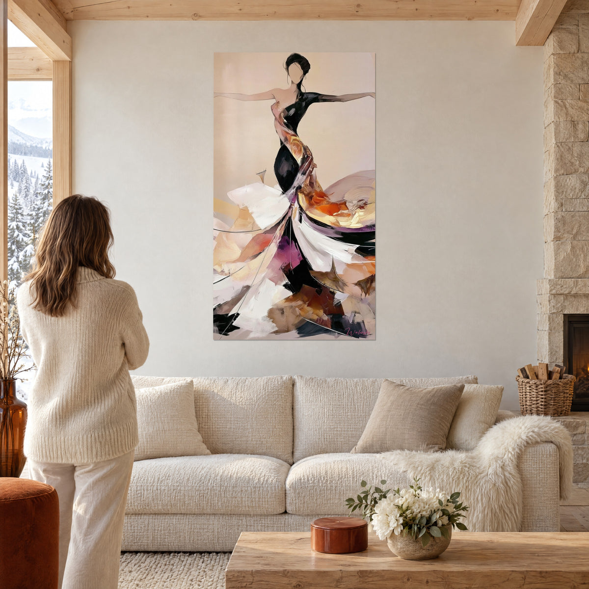Schilderij danseres met open armen, zwarte en ivoorkleurige jurk bespat met oranje, boven een bank in een lichte woonkamer