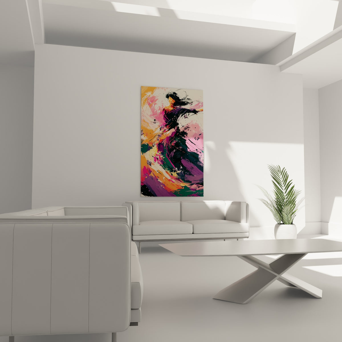 Figure orangée et violette de la Danseuse suspendue au-dessus d'un canapé dans un salon lumineux