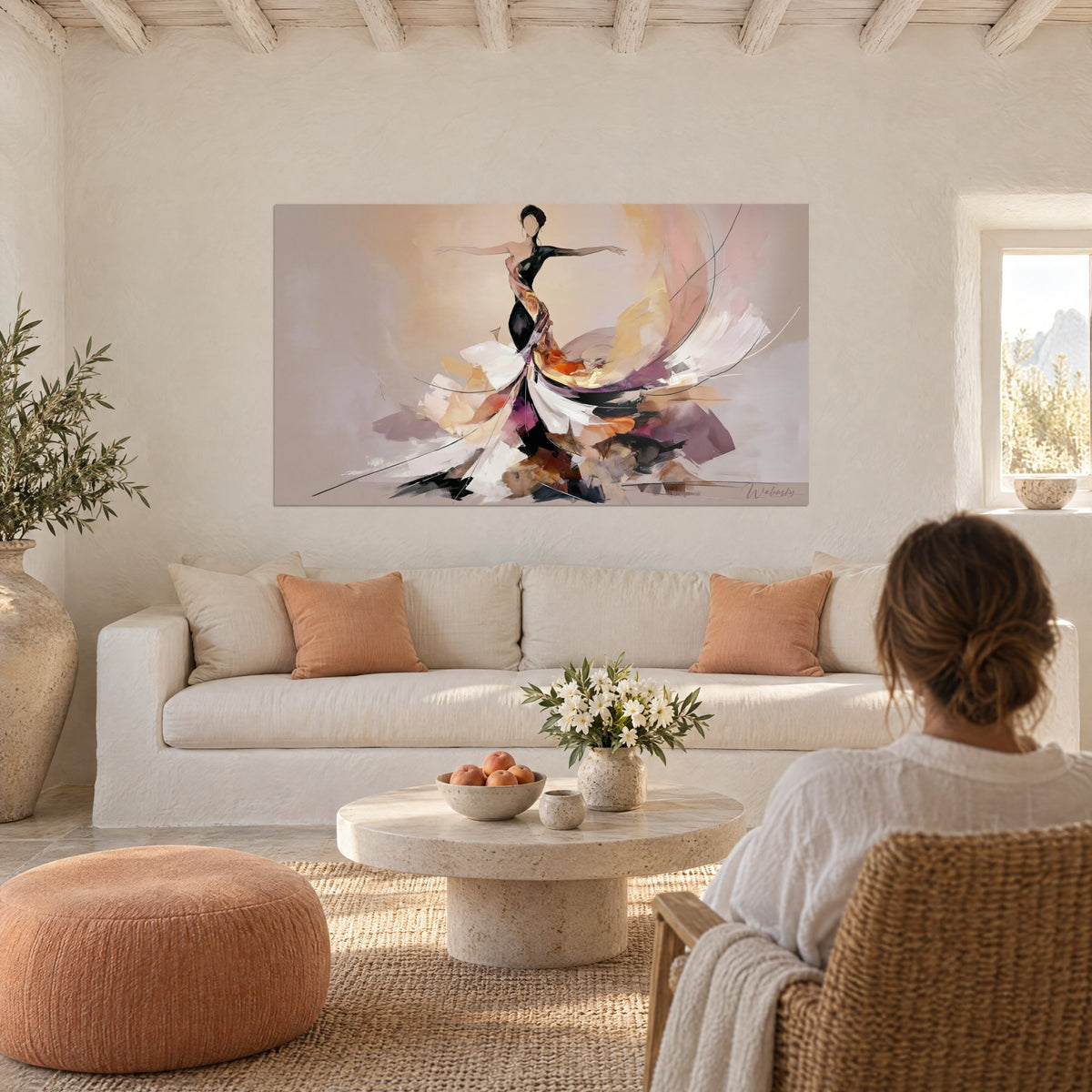 Schilderij danseres met open armen, zwarte jurk en wapperende witte rok met roze en okerkleurige accenten, boven een bank in een lichte woonkamer