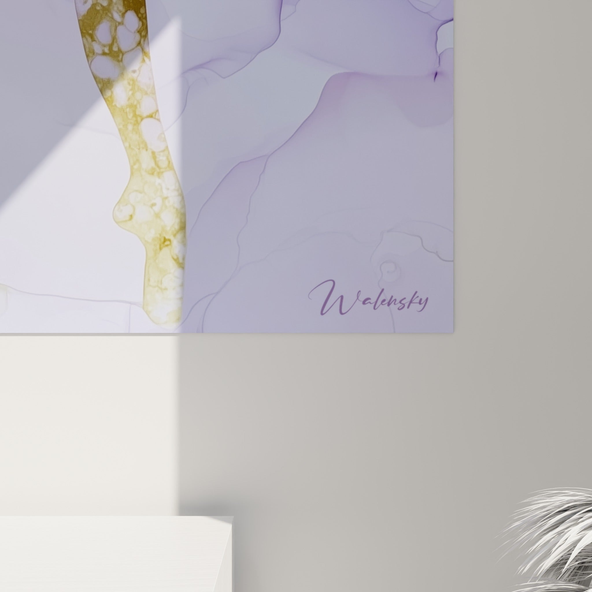 Empâtements dorés et coulures violettes se rejoignent dans la matière marbrée de la toile accrochée