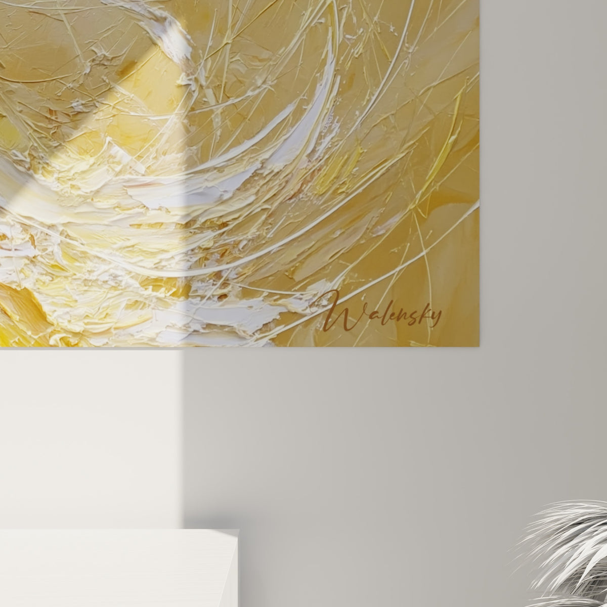Empâtements épais dorés et blancs se croisant en volutes, grain texturé visible de près sur la toile
