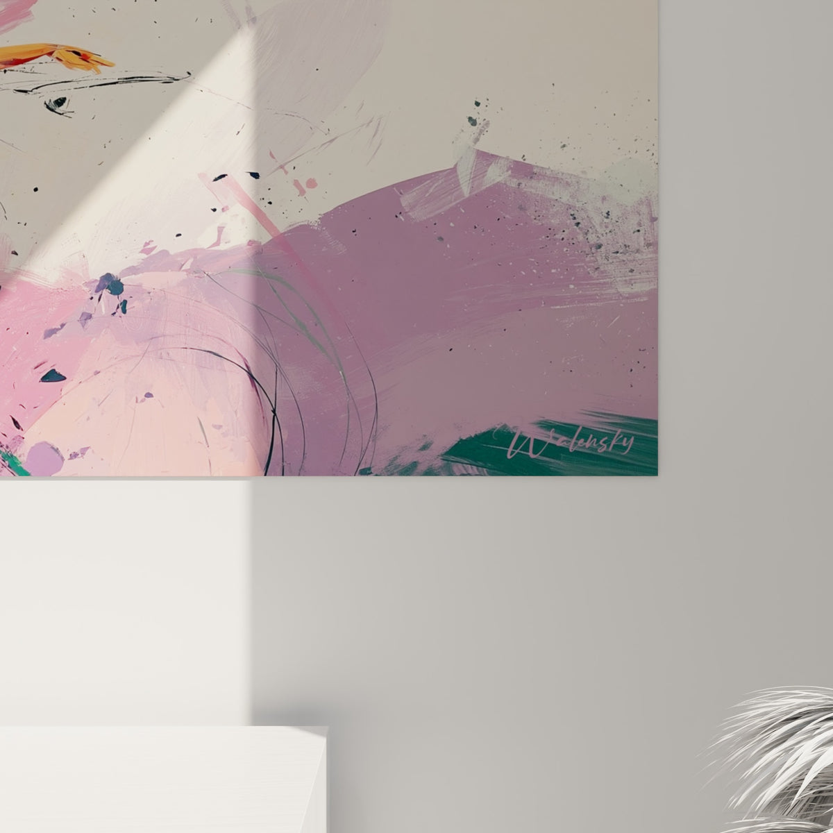 Empâtements orangés et coulures pourpres visibles de près sur cette œuvre de danseuse en mouvement