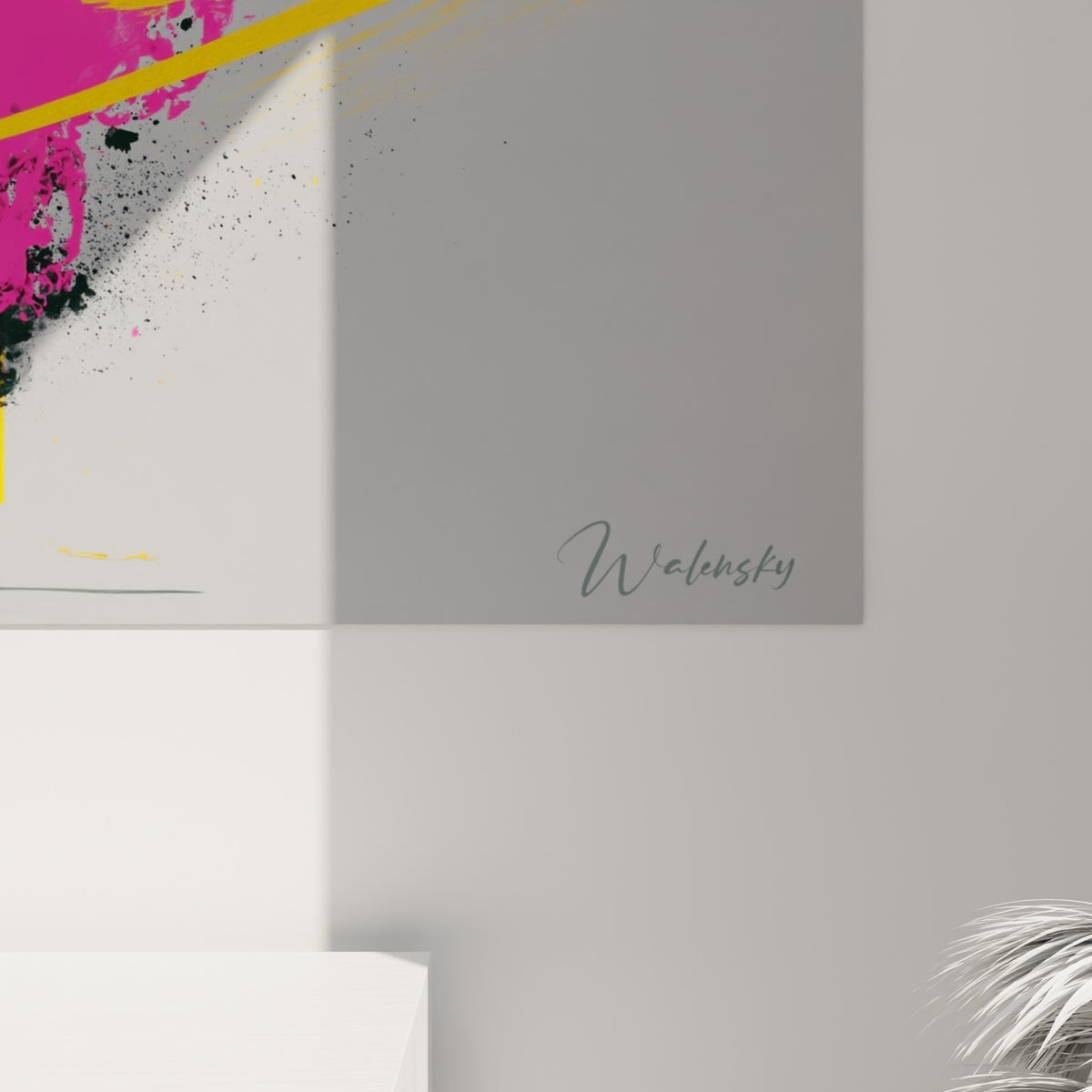 Empâtements de peinture jaune moutarde et rose fuchsia se mêlant au grain noir et blanc de la danseuse