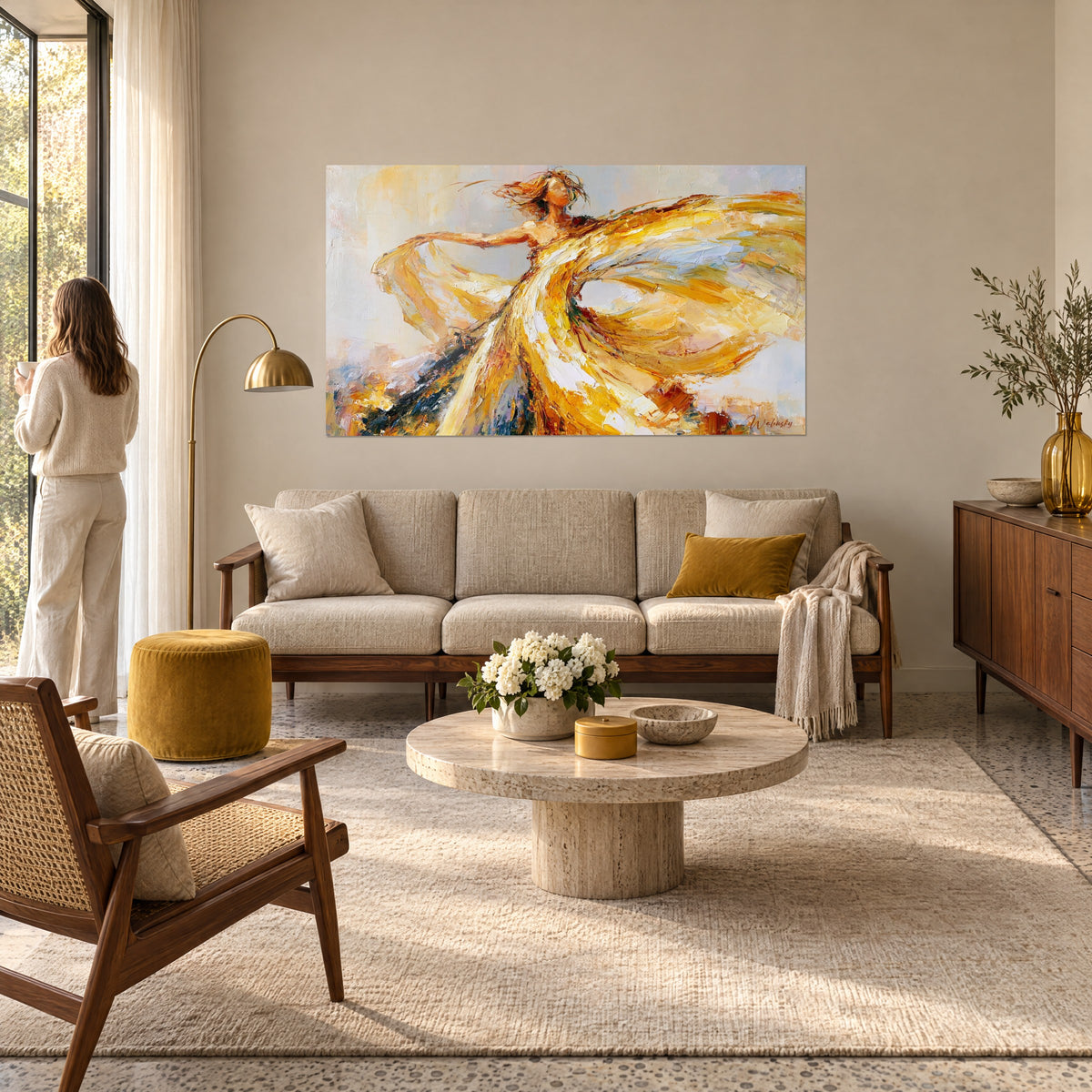 Tableau danseuse tourbillonnant en voiles jaune safran et blanc crème, peinte au couteau, au-dessus d'un canapé dans un salon lumineux