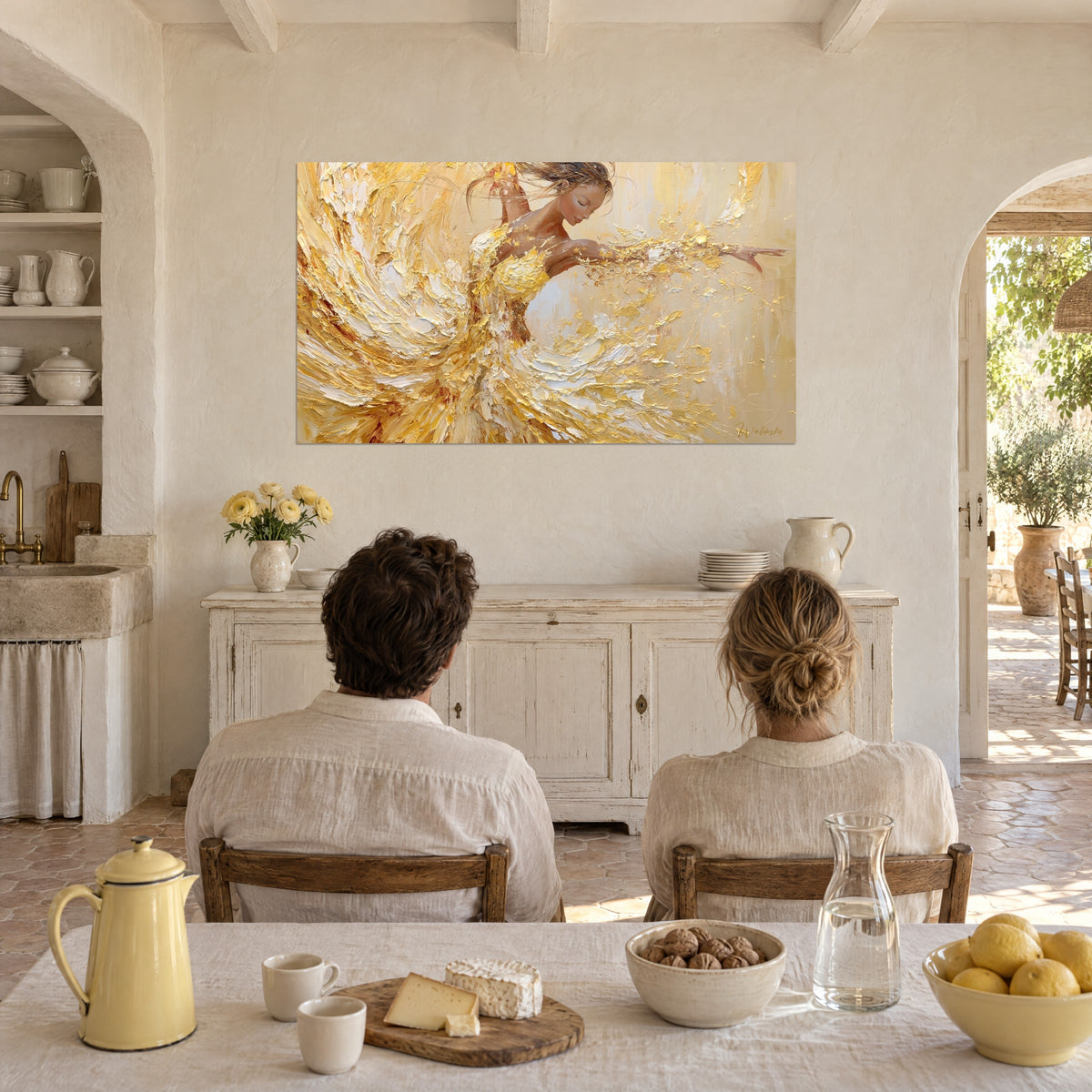Tableau silhouette gracieuse en corsage jaune safran, tourbillon de crème et de miel, face à un couple attablé de dos