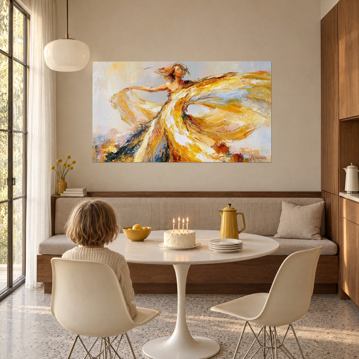 Tableau silhouette dansante aux étoffes ambre et ivoire, touches bleu glacier, accroché près d'une table ronde blanche et d'un gâteau