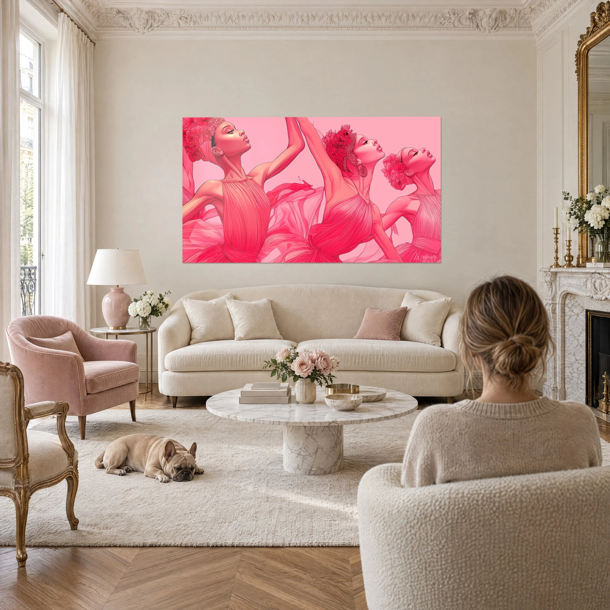 Gemälde Trio aus Tänzerinnen in korallenrosa Plisseekleidern, Blumenkränze im Haar, blassrosa Hintergrund, über einem Sofa in einem hellen Wohnzimmer