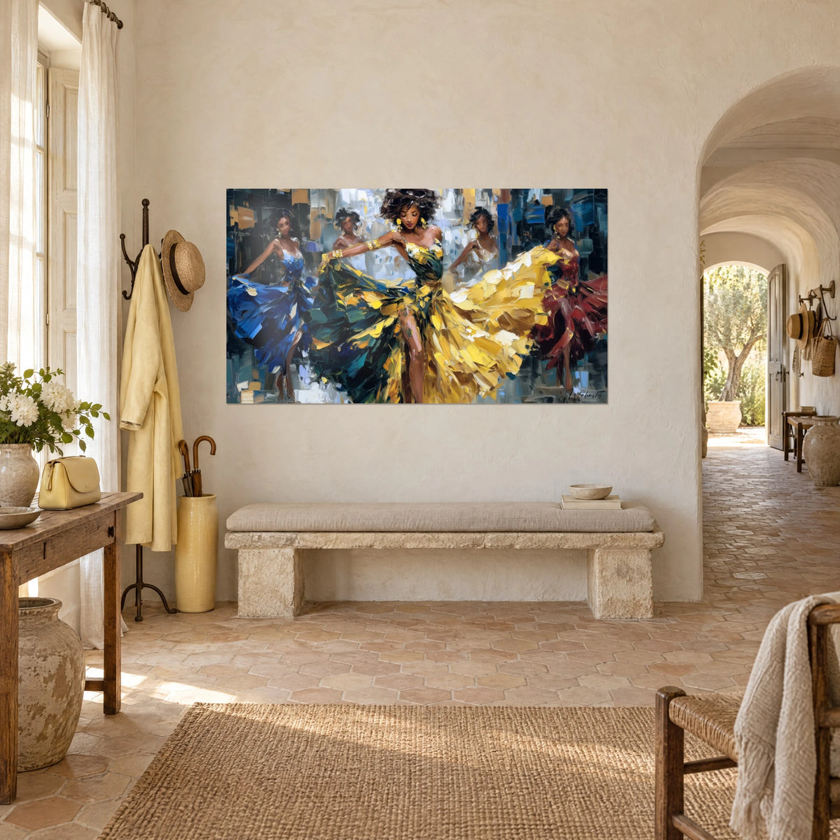 Schilderij ballet van vrouwen in jurken met messteken, zonnegeel, nachtblauw en bordeauxrood, met gepleisterde muur van een Provençaalse boerderij
