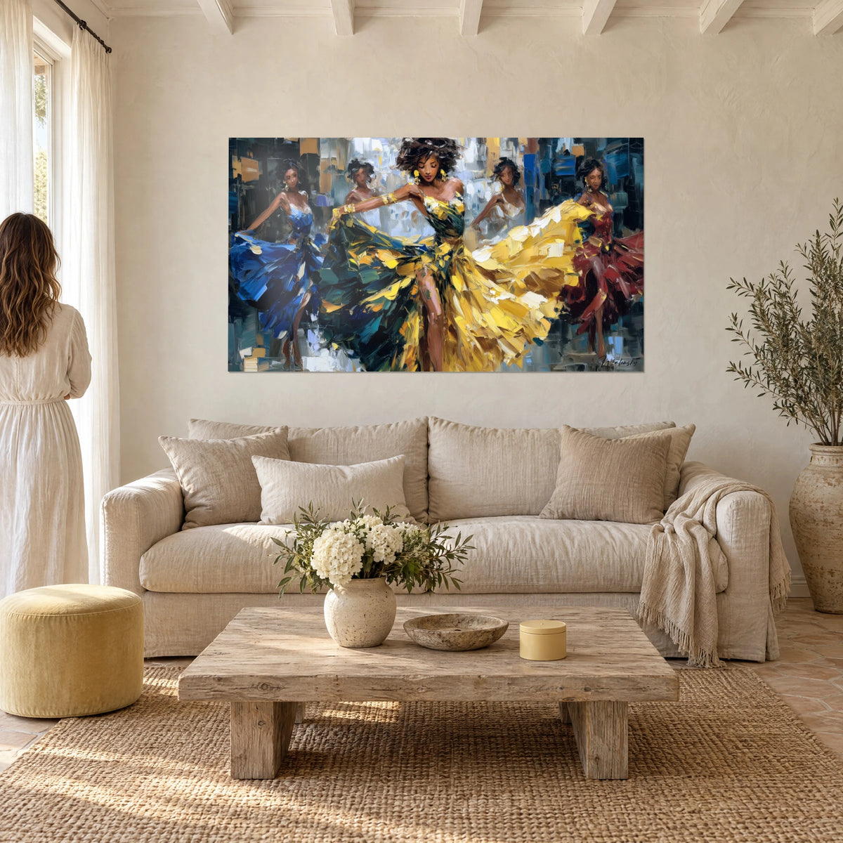 Schilderij danseres in een wervelende mosterdgele jurk, kobaltblauwe rokken links, Provençaalse boerderij boven een bank in een lichte woonkamer