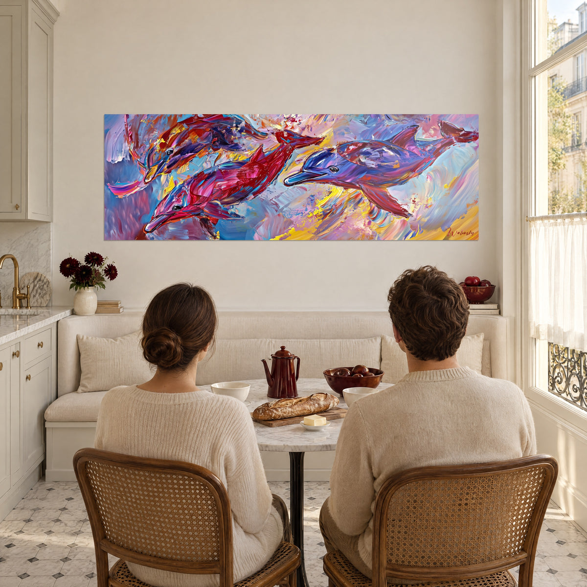 Tableau banc de dauphins rubis et bleu cobalt en pleine course, contemplé par un couple attablé de dos près d'une cuisine blanche