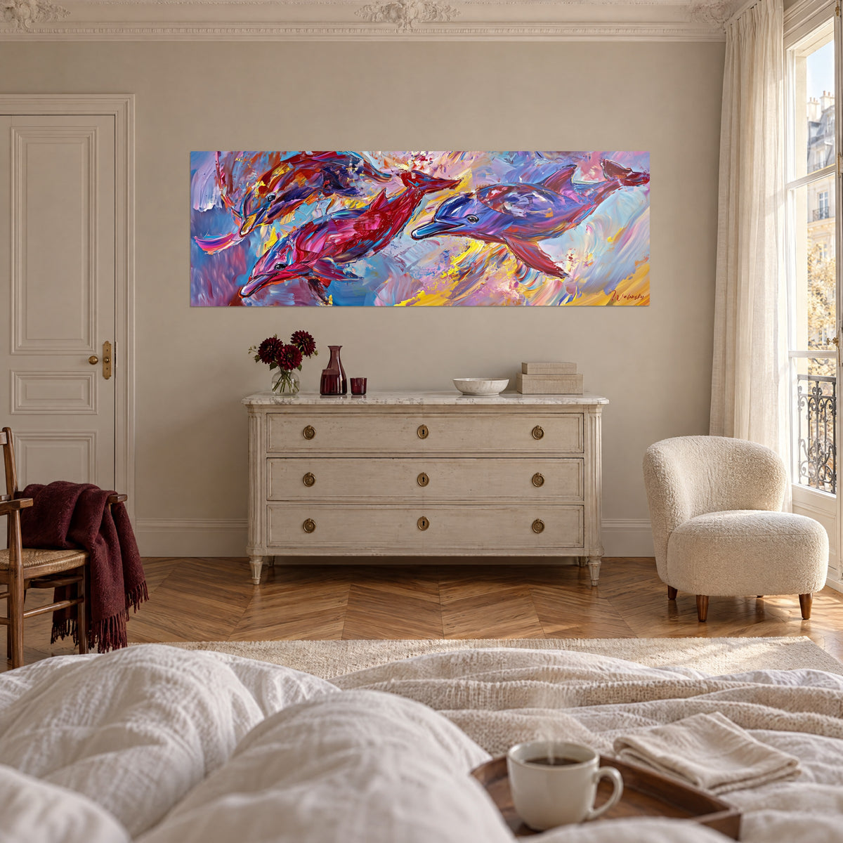 Tableau mammifères marins magenta et violets nageant dans des coulées jaunes, accroché au-dessus d'un lit dans une chambre claire