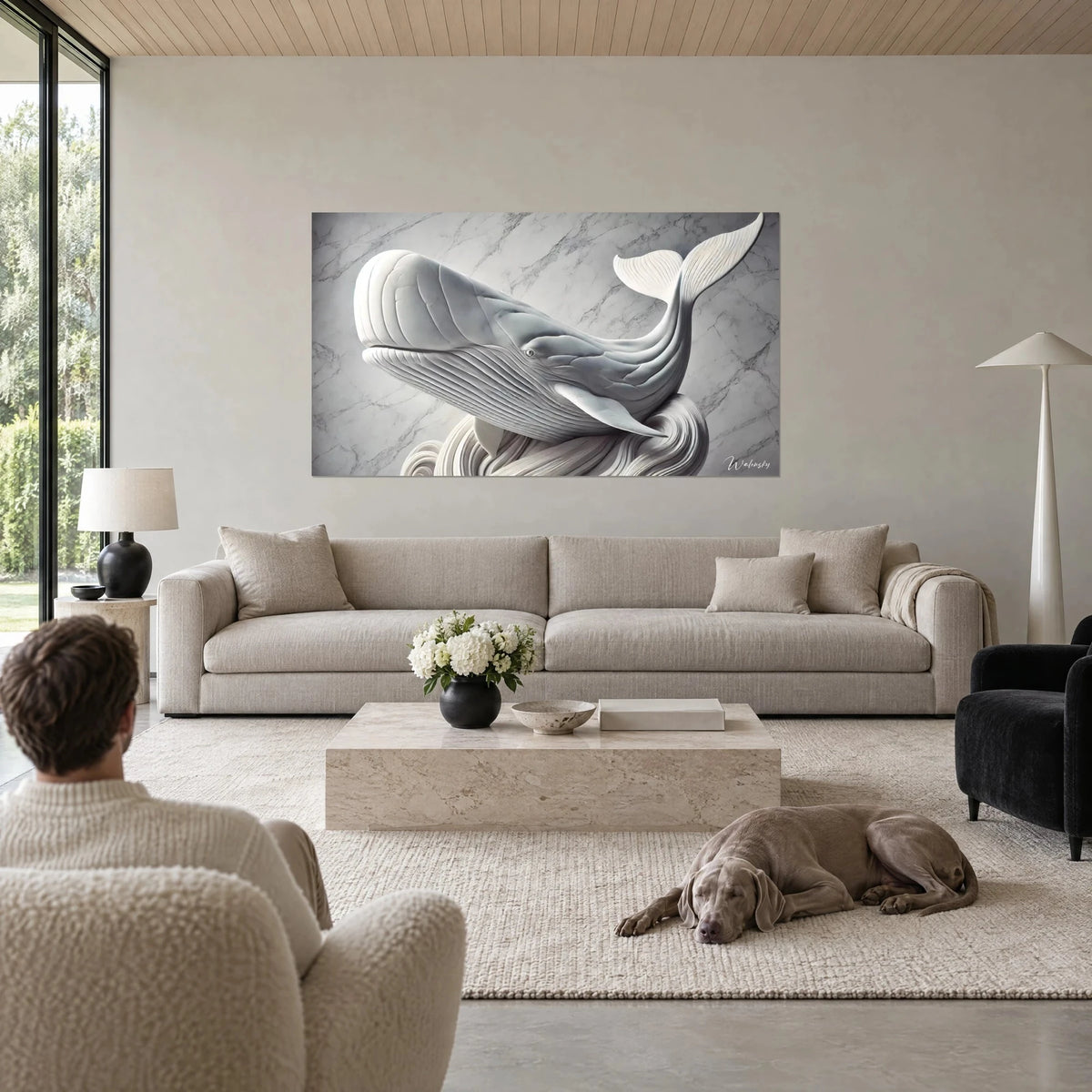Gemälde Pottwal aus weißem Marmor geschnitzt, Schwanzflosse über cremefarbenen Voluten und grauem geädertem Hintergrund, über einem Sofa in einem hellen Wohnzimmer