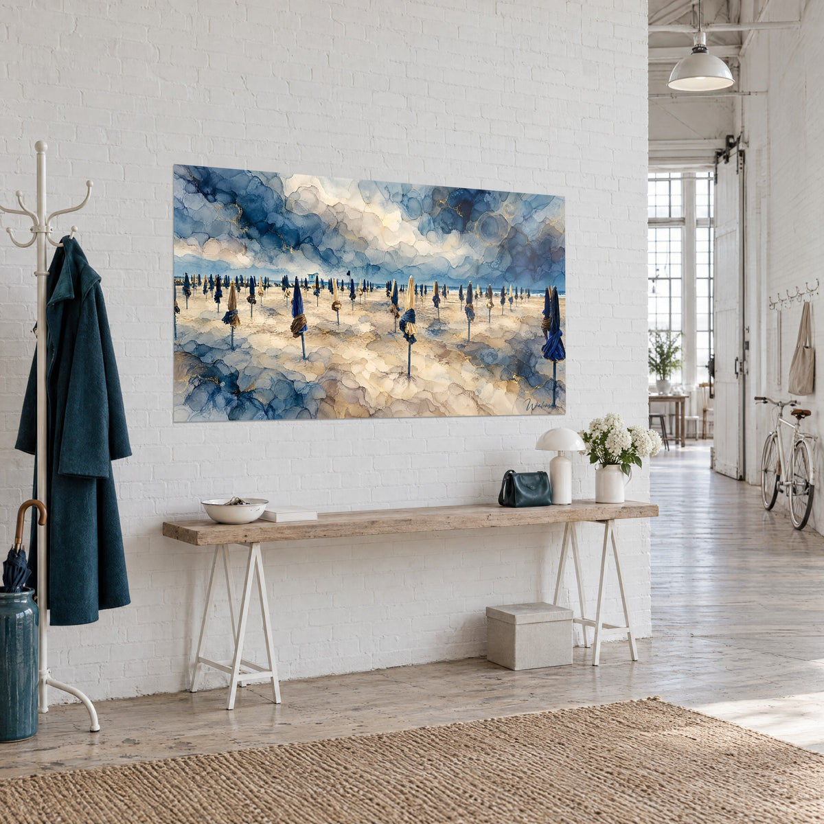 Gemälde normannischer Strand außerhalb der Saison, eingeklappte Sonnenschirme in Nachtblau und Beige unter Tintenwolken, Holzkonsole eines Lofts