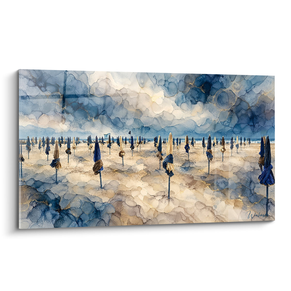 Gemälde geschlossene Sonnenschirme in Marineblau und Gold, aufgereiht an einem normannischen Strand unter einem mit Tinte marmorierten Himmel