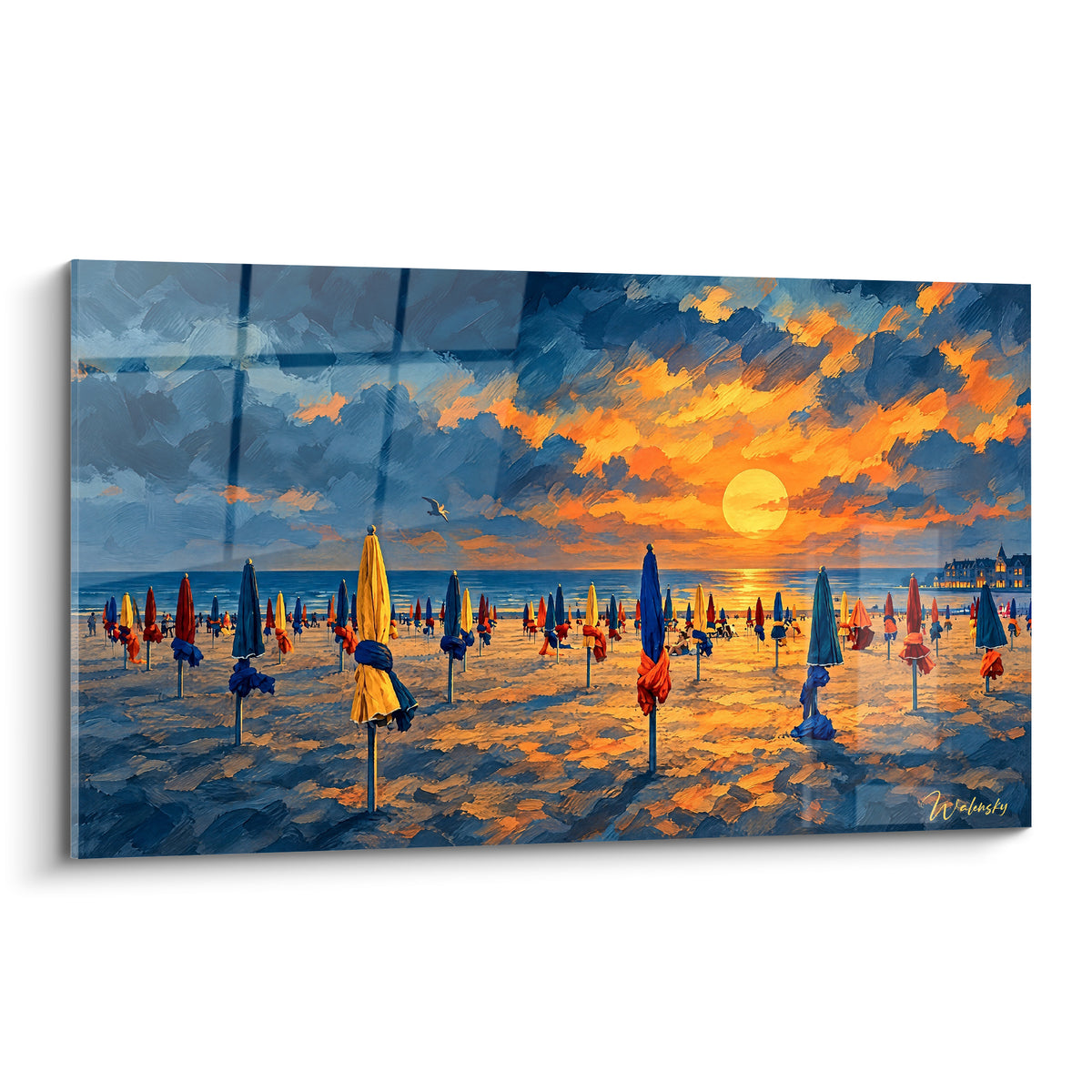 Schilderij gesloten parasols in marineblauw en rood op gouden zand onder een oranje lucht van Deauville, Normandië, Frankrijk
