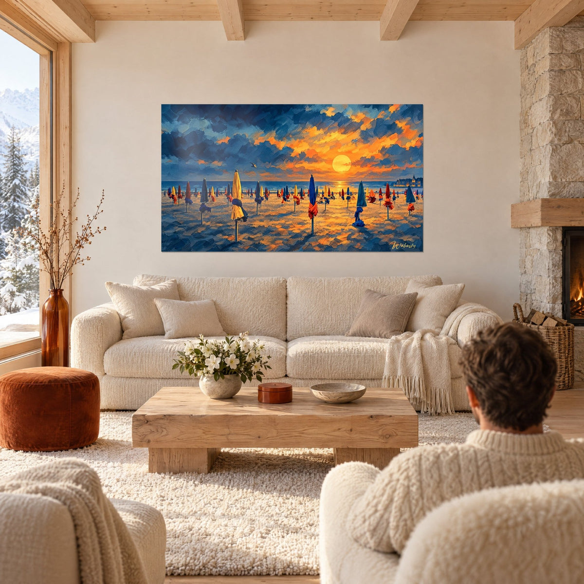 Schilderij strand met gesloten parasols in marineblauw en geel onder een oranje zon, crèmekleurige bank in de woonkamer, boven een bank in een lichte woonkamer