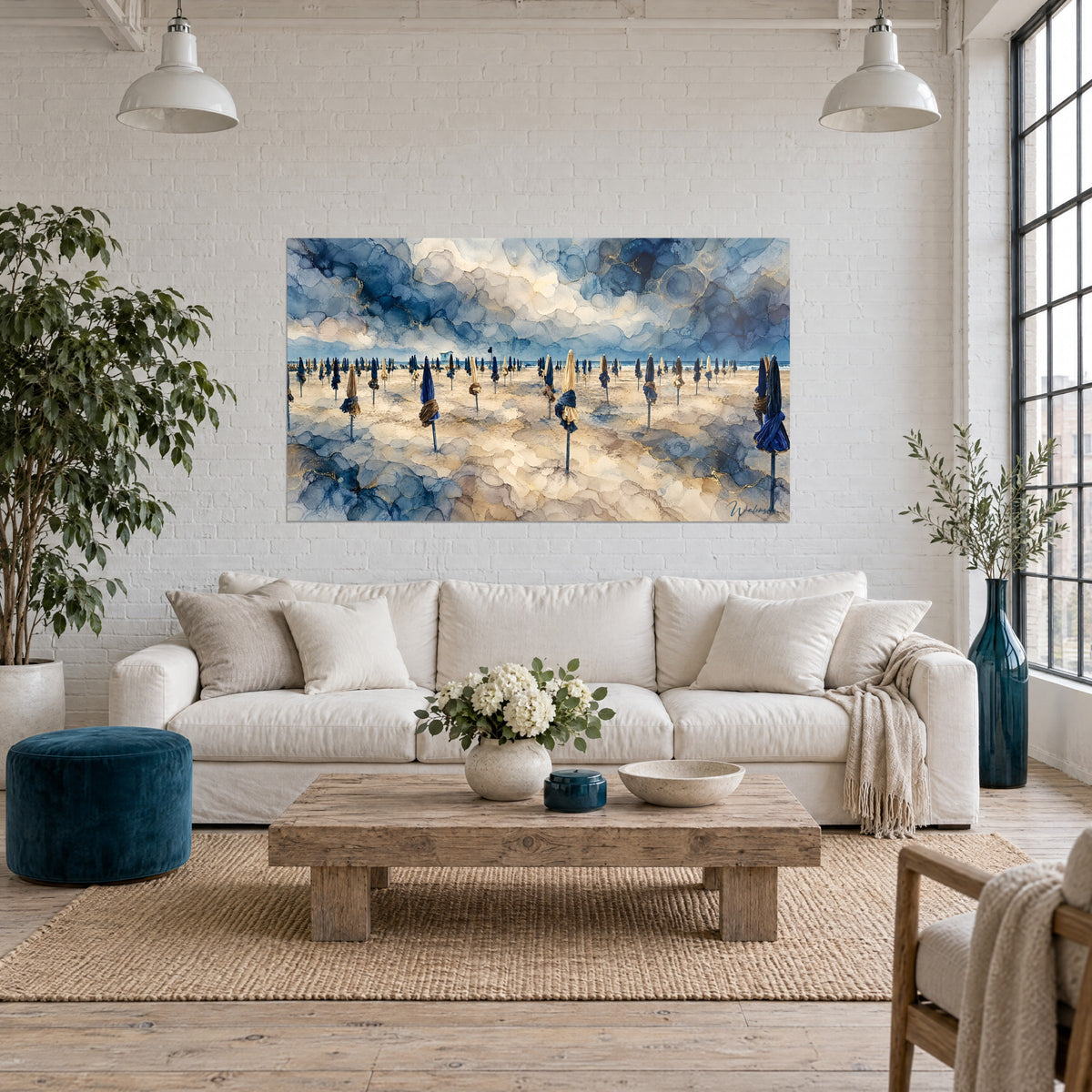 Gemälde Reihe geschlossener Sonnenschirme in Marineblau und Sand unter wolkigem Aquarellhimmel, über einem Sofa in einem hellen Wohnzimmer