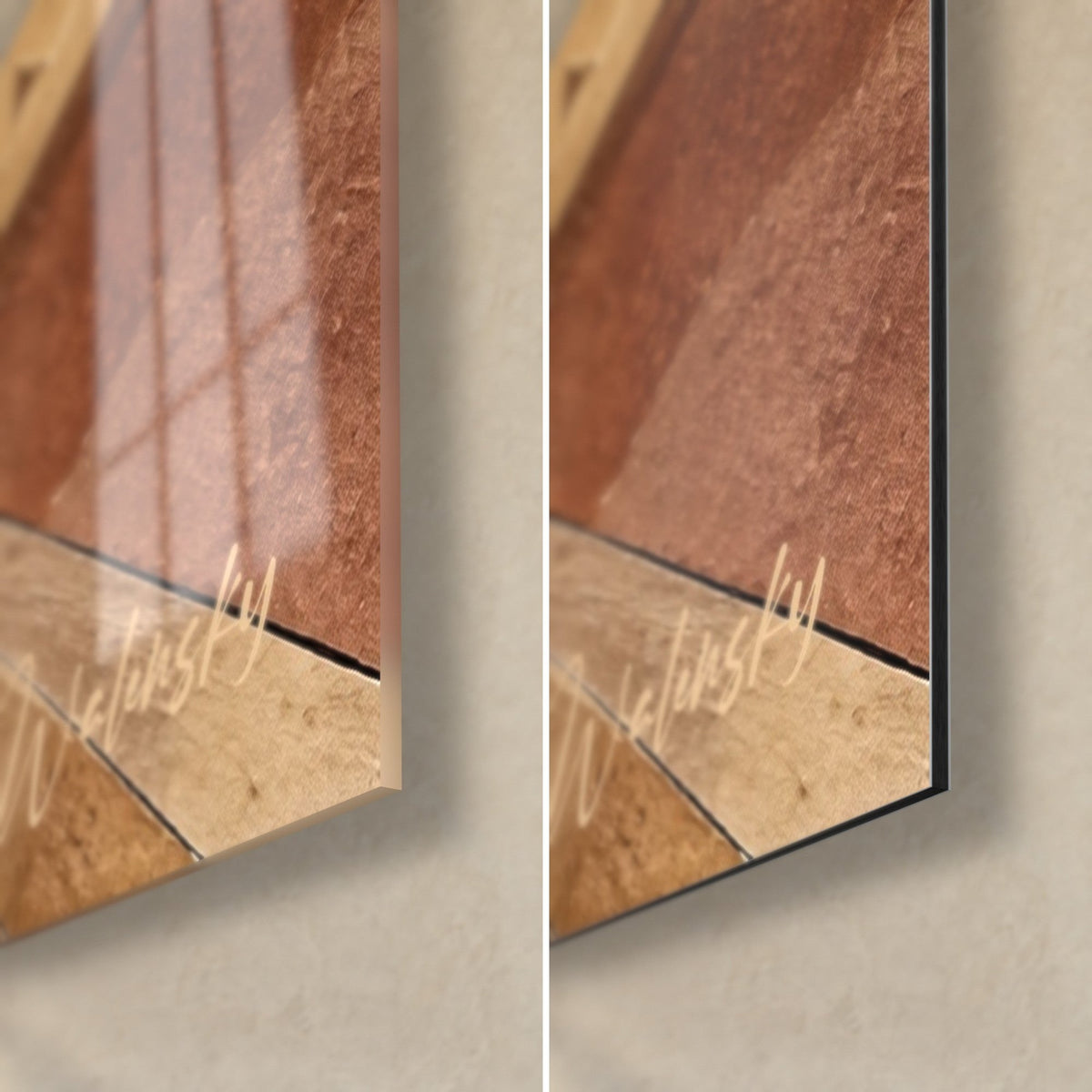 Tableau cabines de Deauville en aquarelle, coin bas droit : planches ocre et rouille, reflets du verre brillant, tranche noire du Dibond