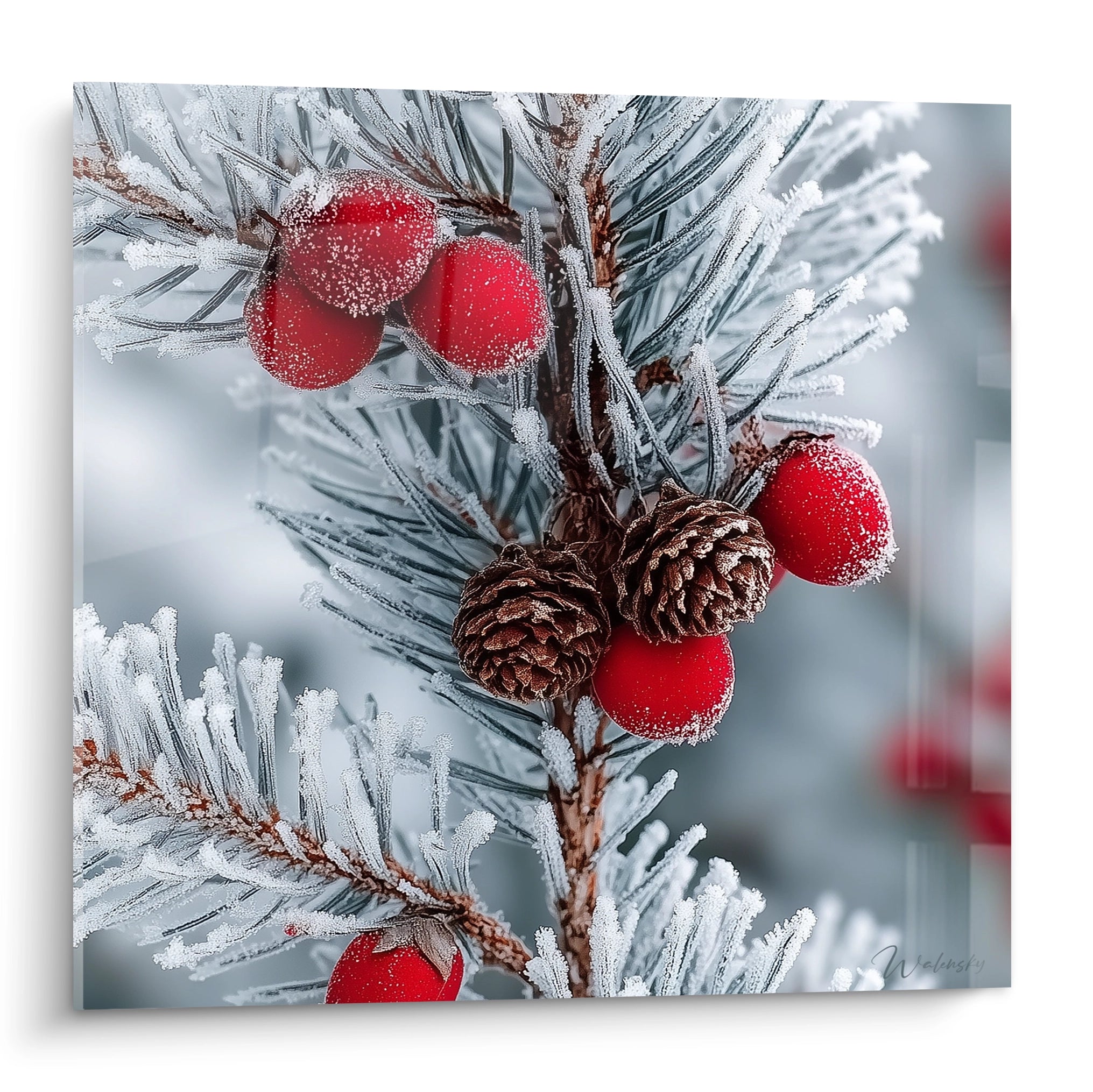 Tableau déco hivernal avec des baies rouges et des cônes de pin sur des branches givrées