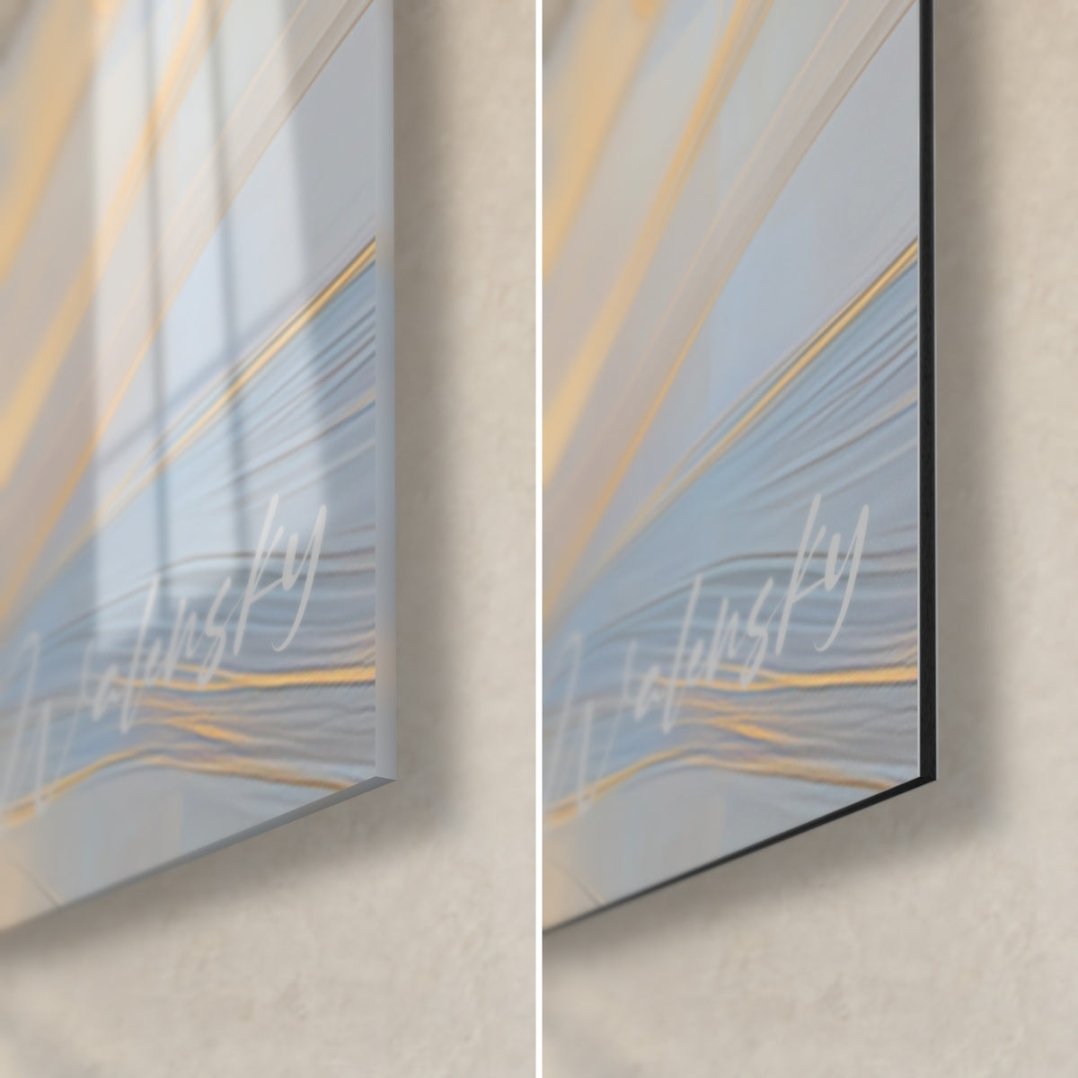 Schilderij dobermann in staalblauw en goud, rechtsonder in beeld, glanzend glas links, mat Dibond rechts, rand van 3 mm zichtbaar
