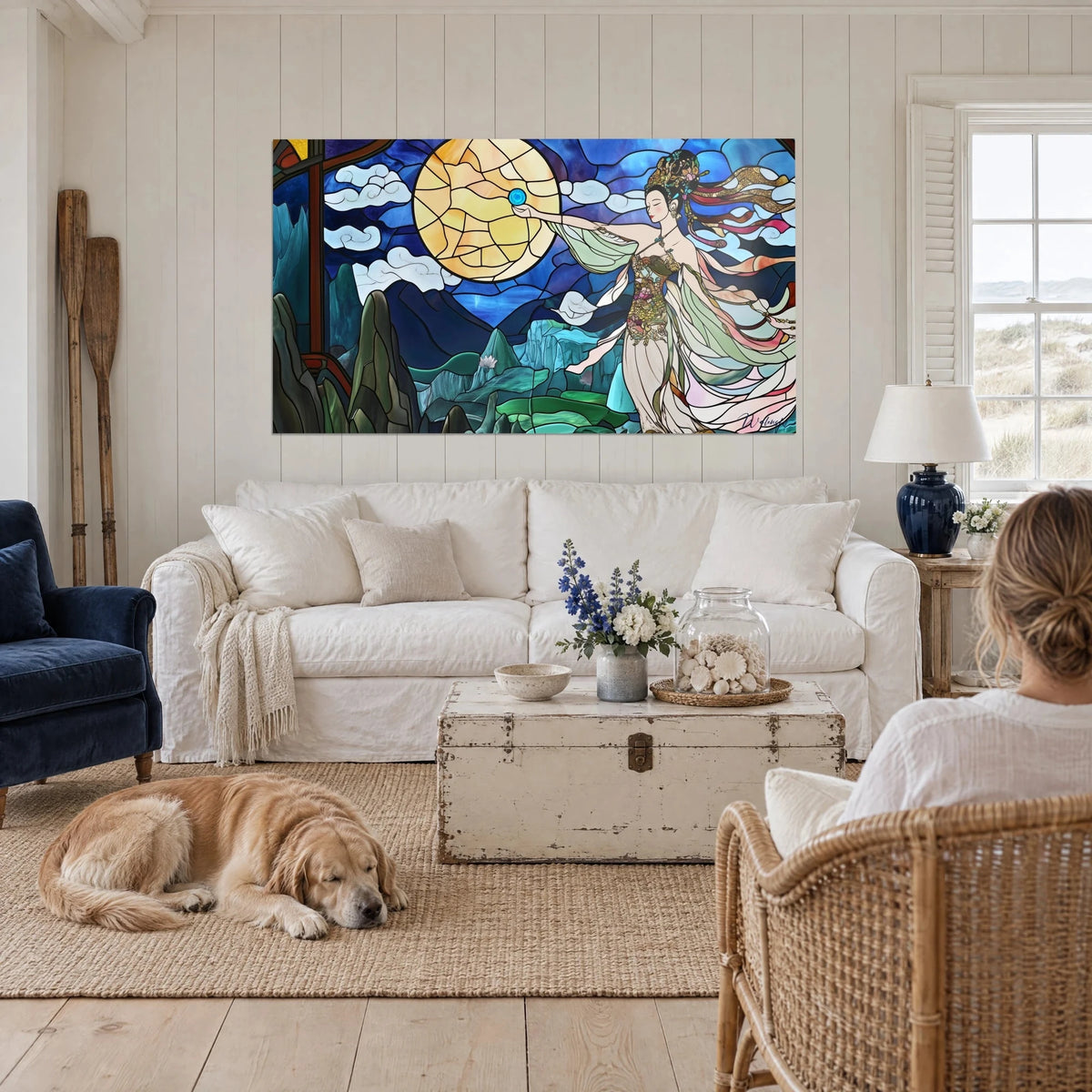 Tableau déesse lunaire en vitrail, robe vert tendre et lune dorée, au-dessus d'un canapé dans un salon lumineux