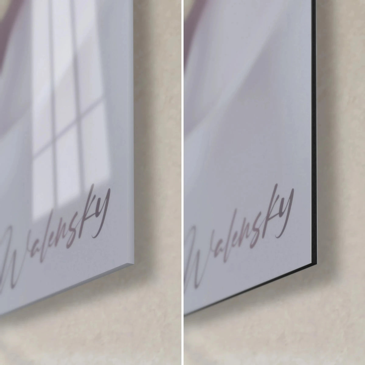 Schilderij hoofd van een beeld met slangen, rechtsonder: glanzend acrylglas links, mat zwart Dibond rechts, grijsmauve handtekening