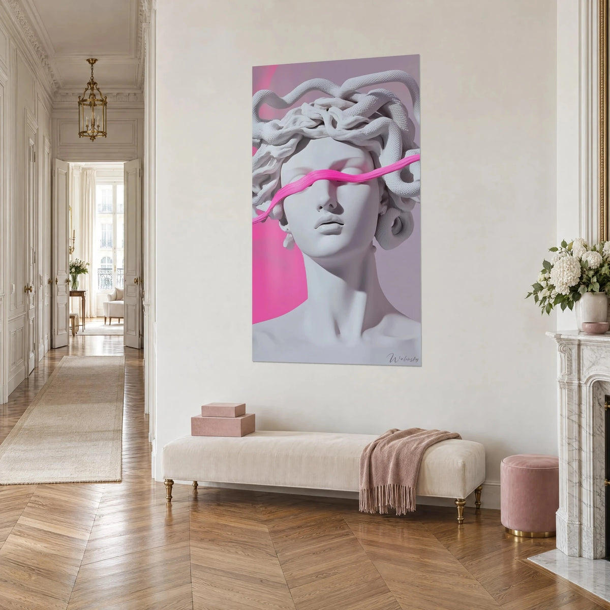 Schilderij slangengodin in parelgrijs gips, magenta penseelstreek, felroze achtergrond, driekwartaanzicht, Haussmann-appartement
