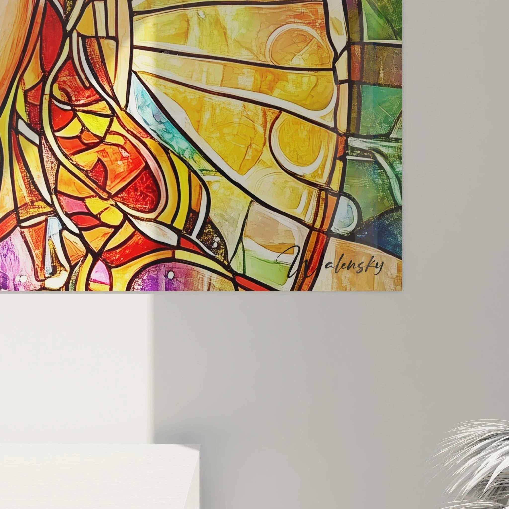 Un tableau vitraux présentant un visage de femme stylisé aux traits délicats et harmonieux, illuminé par un jeu de fragments colorés. La composition circulaire évoque une rosace de cathédrale avec ses sections triangulaires convergeant vers le centre, tandis que les contrastes entre oranges chaleureux et verts intenses créent une vibration lumineuse caractéristique.
