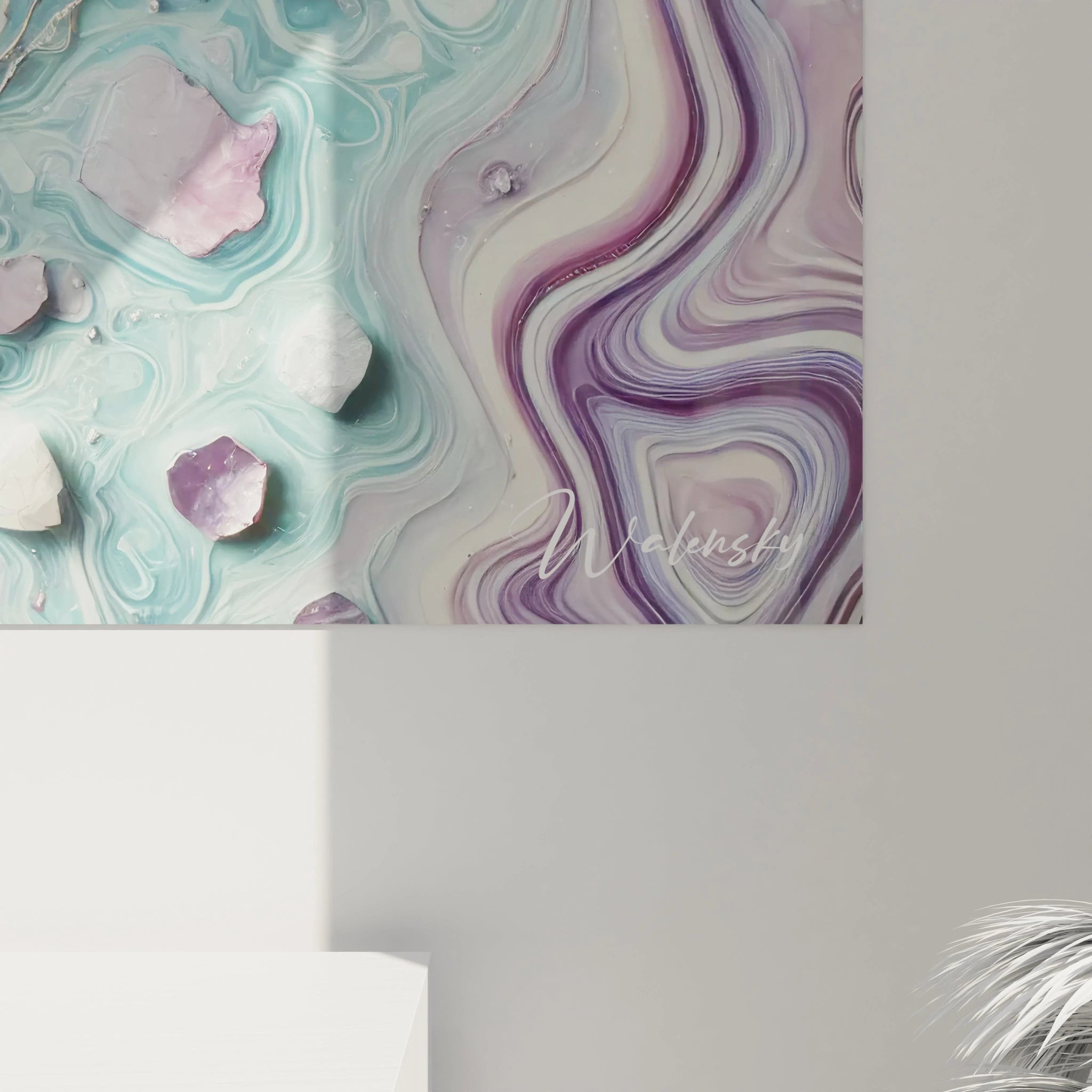 Détail rapproché du tableau style epoxy montrant les textures et éclats de couleur or rose, vert et violet. Chaque mouvement ondulant fait ressortir la profondeur et la beauté des minéraux imaginés.

