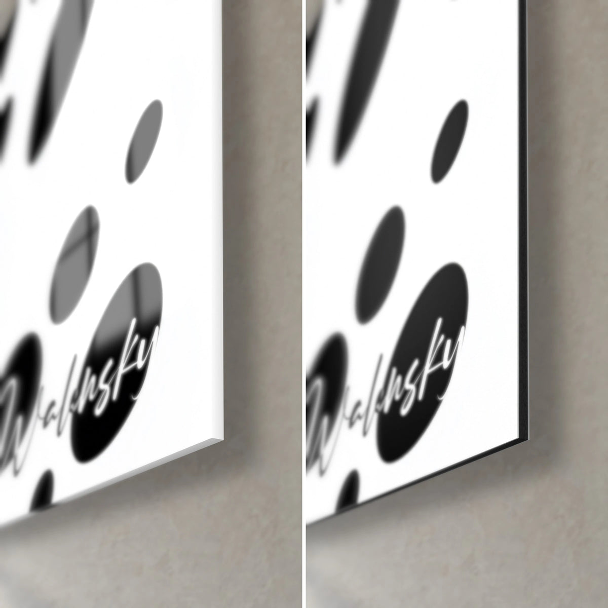 Tableau taches noires luisantes sur blanc, coin bas droit : verre acrylique brillant à reflets à gauche, Dibond gris mat à droite, tranche de 3 mm
