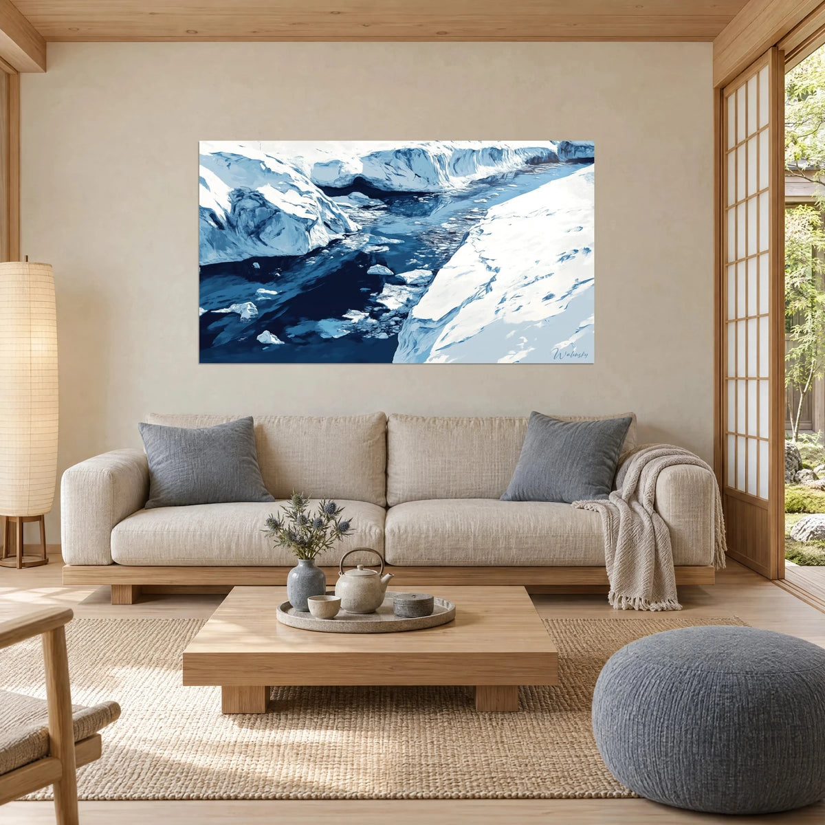 Quadro banchisa spezzata in blu notte e bianco, canale d'acqua scura tra due falesie di ghiaccio, sopra un divano in un soggiorno luminoso