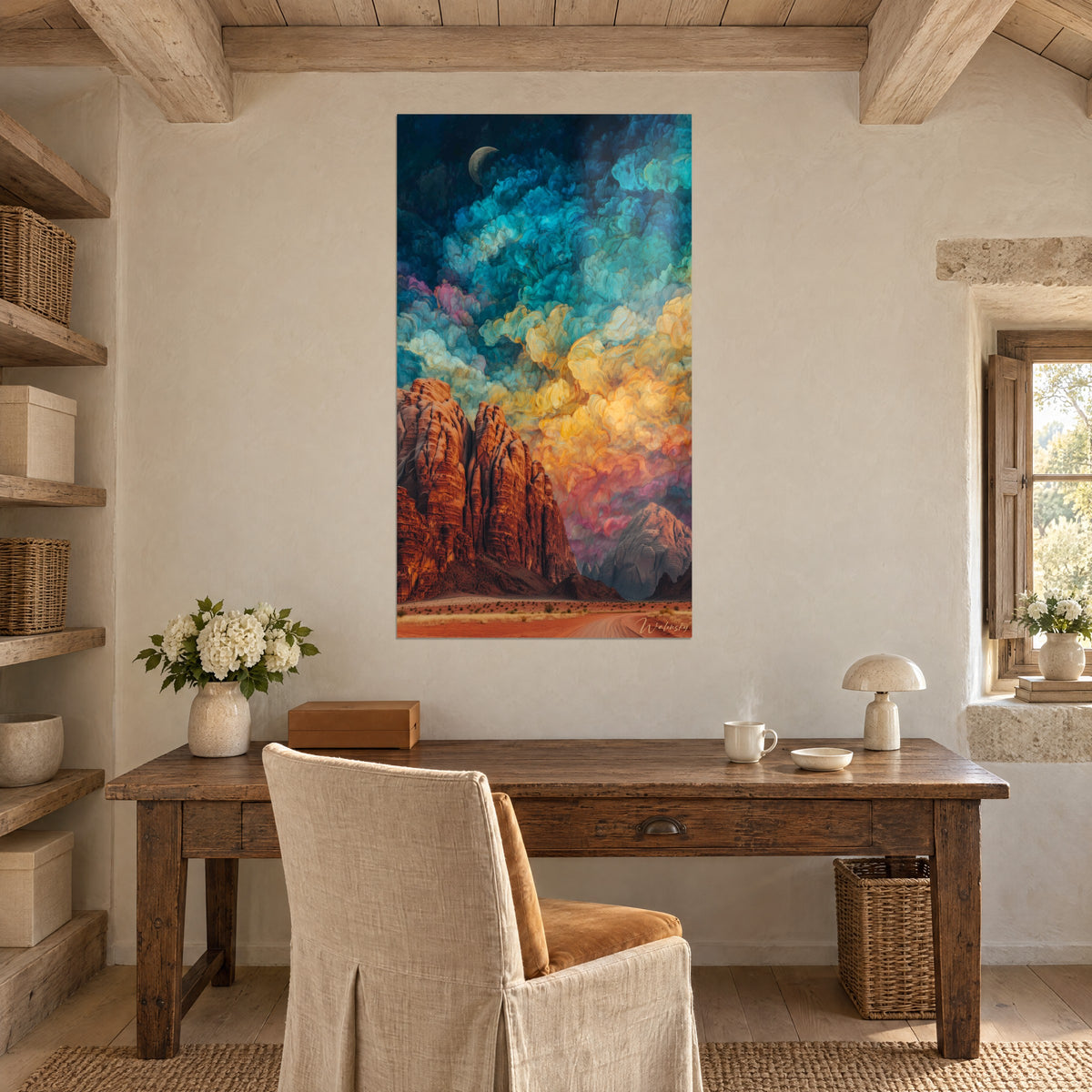 Gemälde von rostroten Felstürmen und pastellfarbenen indigoblauen, gelben und rosa Wolken, an der cremefarbenen Wand eines Holzschreibtischs neben einem Fenster hängend