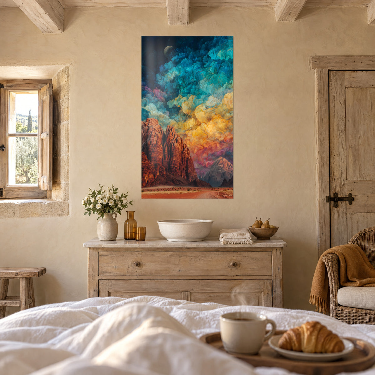 Gemälde einer Wüstenlandschaft mit kupferfarbenen Felswänden und rosa und cyanfarbenen Wolkenschleiern, Mondsichel, über einem Bett in einem hellen Schlafzimmer
