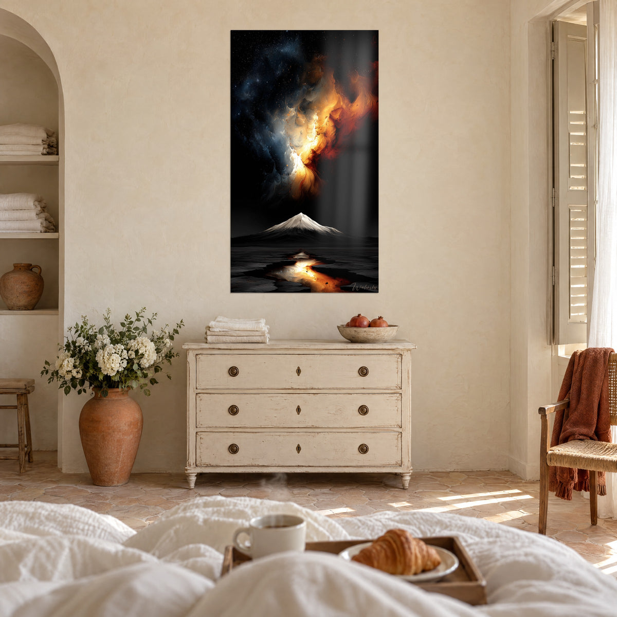 Gemälde Schneegipfel und Sternennebel in Orange und Blau, goldene Spiegelung auf einem rissigen Boden, über einem Bett in einem hellen Schlafzimmer