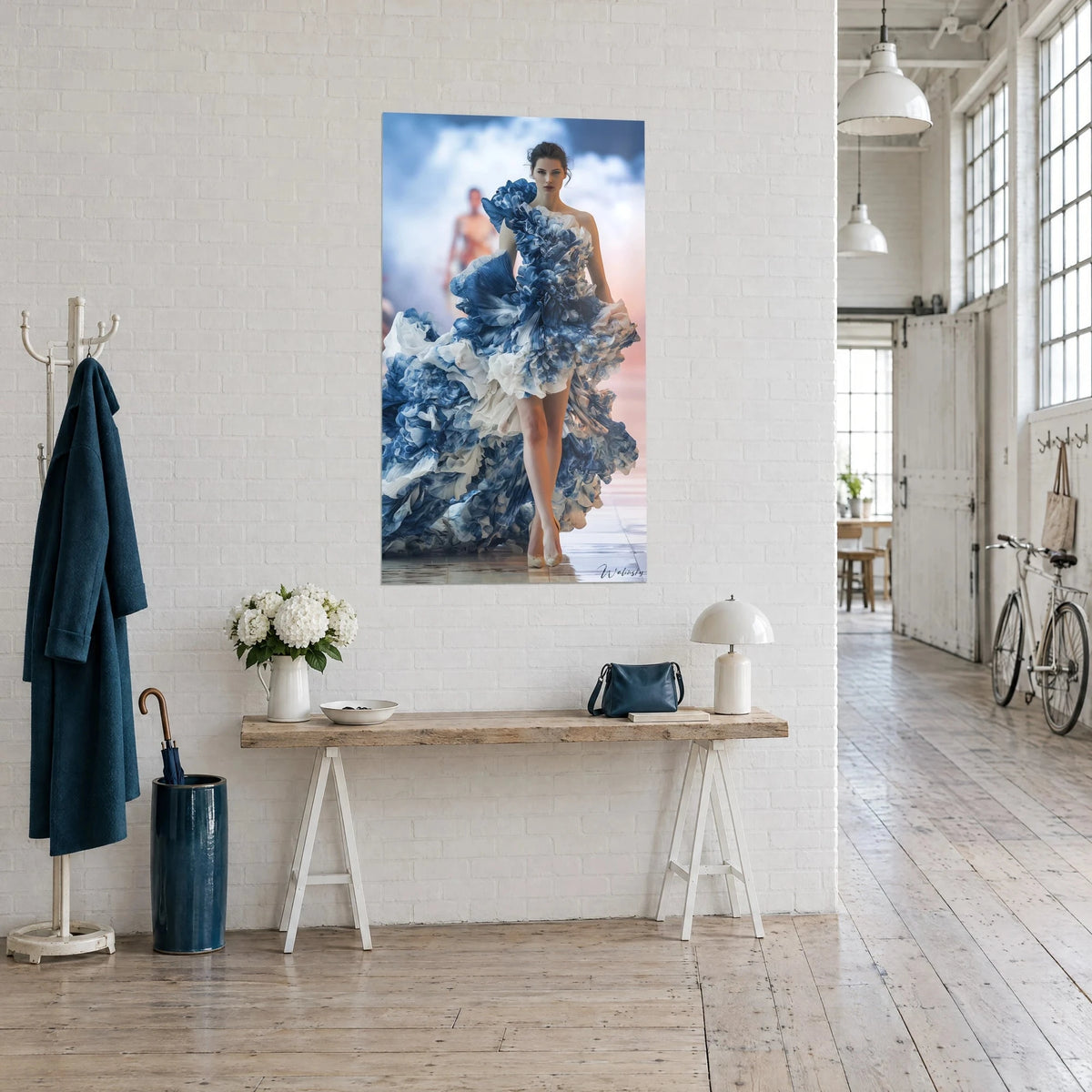 Tableau robe haute couture à volants plissés indigo et ivoire, traîne ample, vu de trois-quarts dans un loft d'artiste