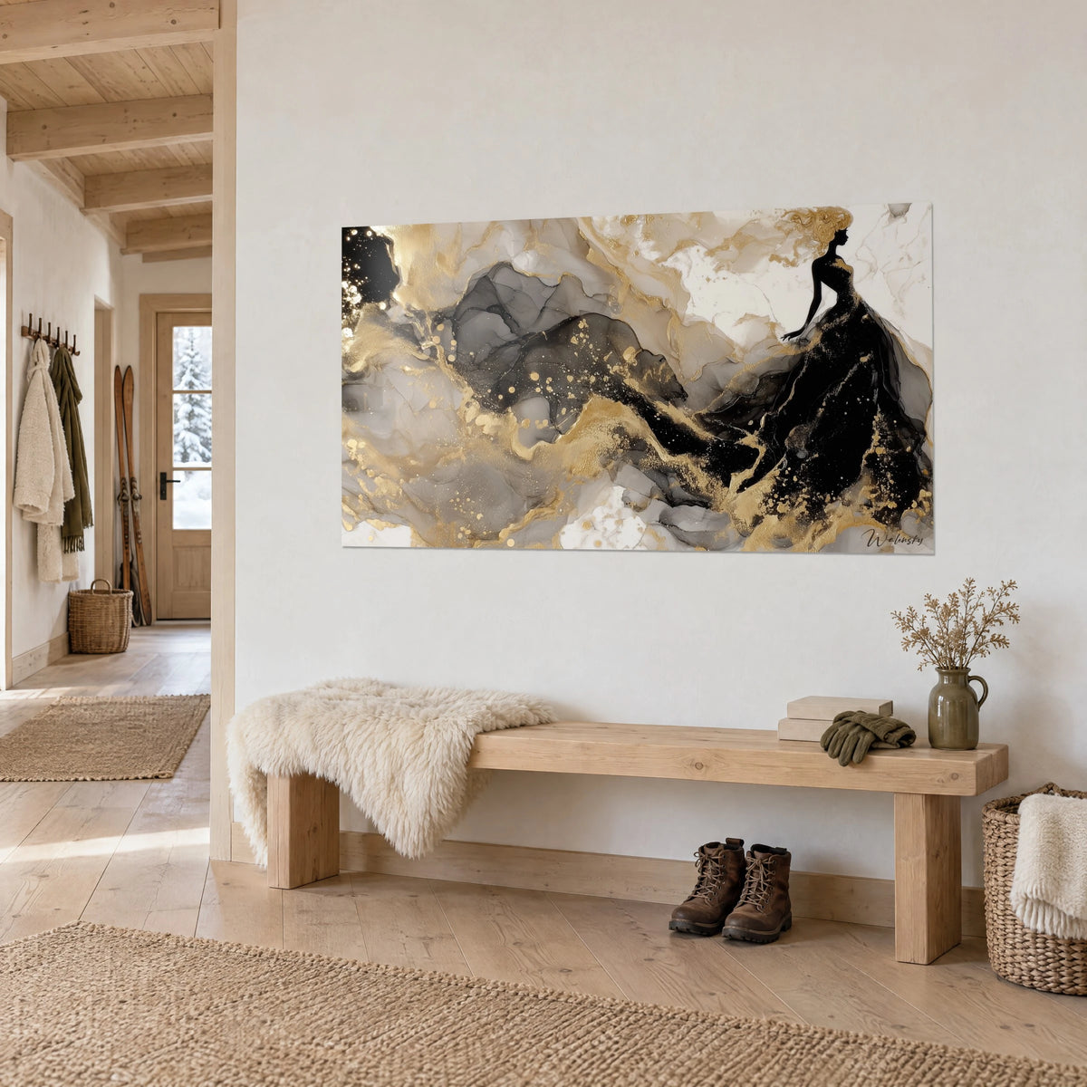 Tableau robe de soirée noire éclaboussée de paillettes dorées sur fond ivoire, au-dessus d'un banc en bois clair dans une entrée