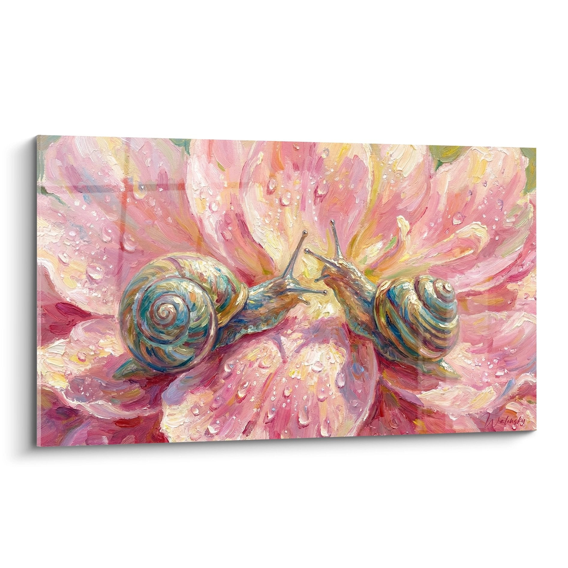 Deux escargots sur fleur rose avec gouttes de rosée, peinture tendre aux tons poudrés et corail