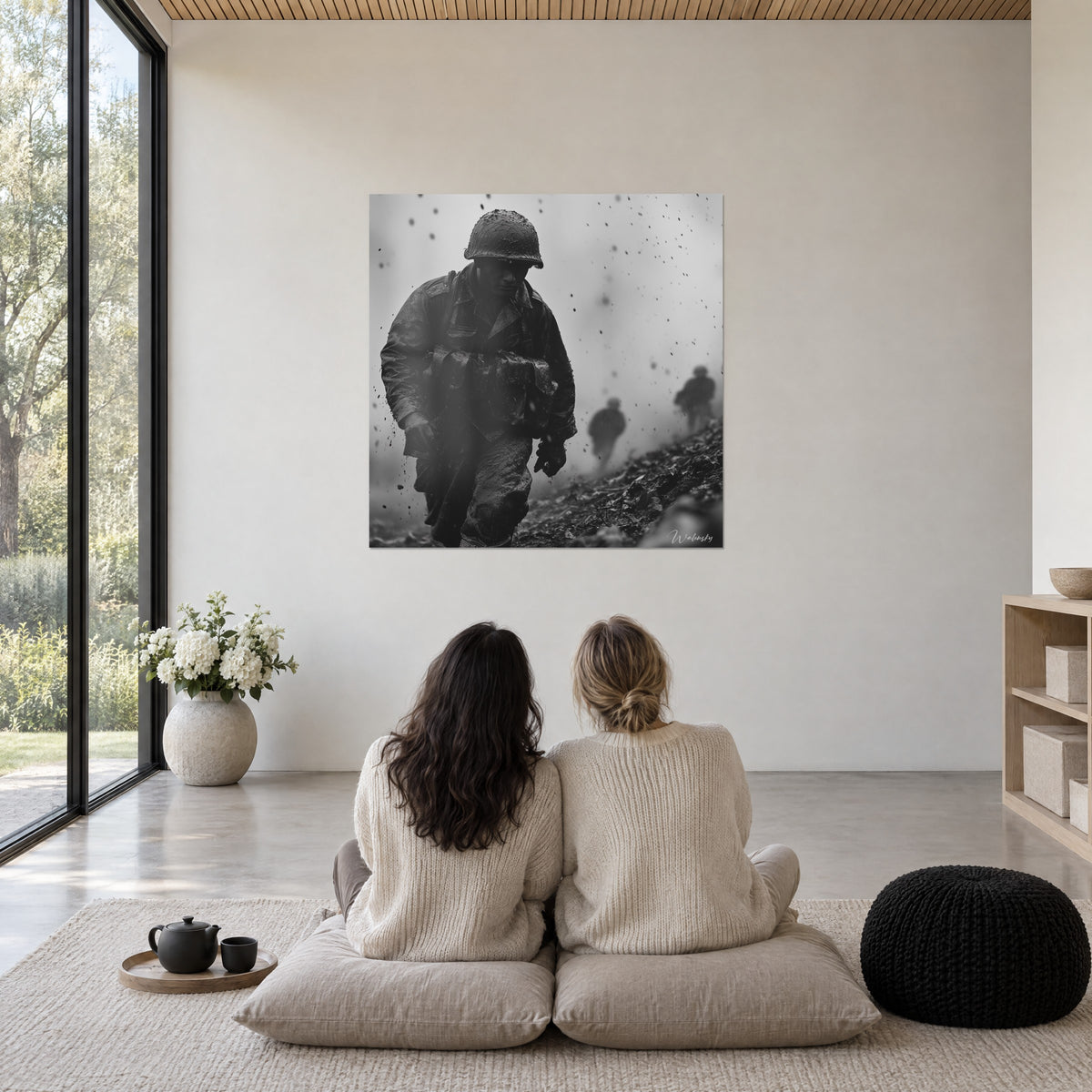 Quadro di fanteria nel fumo, soldato infangato in primo piano, bianco nebbioso e nero intenso, due persone sedute di spalle in un soggiorno
