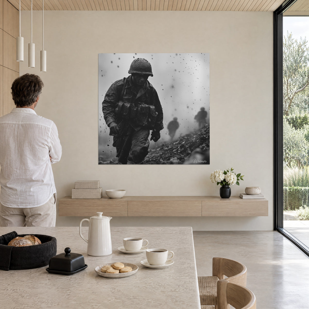 Quadro di un soldato semplice con la mantella inzuppata, nero carbone e bianco fumo, due figure sfocate sullo sfondo, parete di un soggiorno inondato di luce