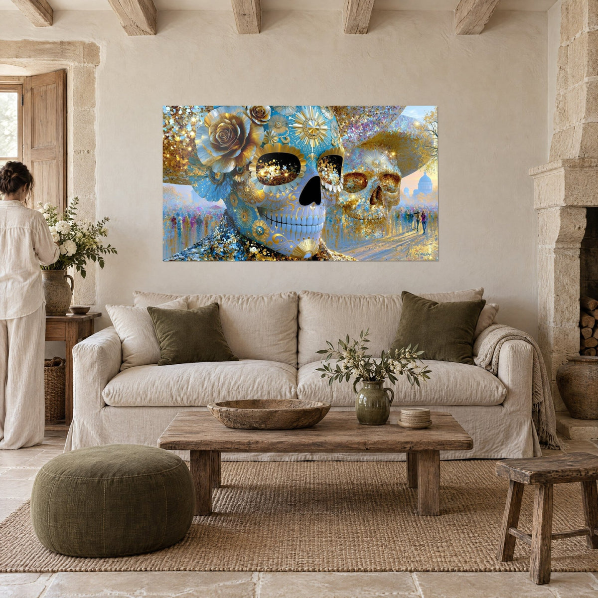 Tableau calavera ornée de roses dorées et d'éclats bleu turquoise, une femme de dos l'admire au-dessus d'un canapé dans un salon lumineux