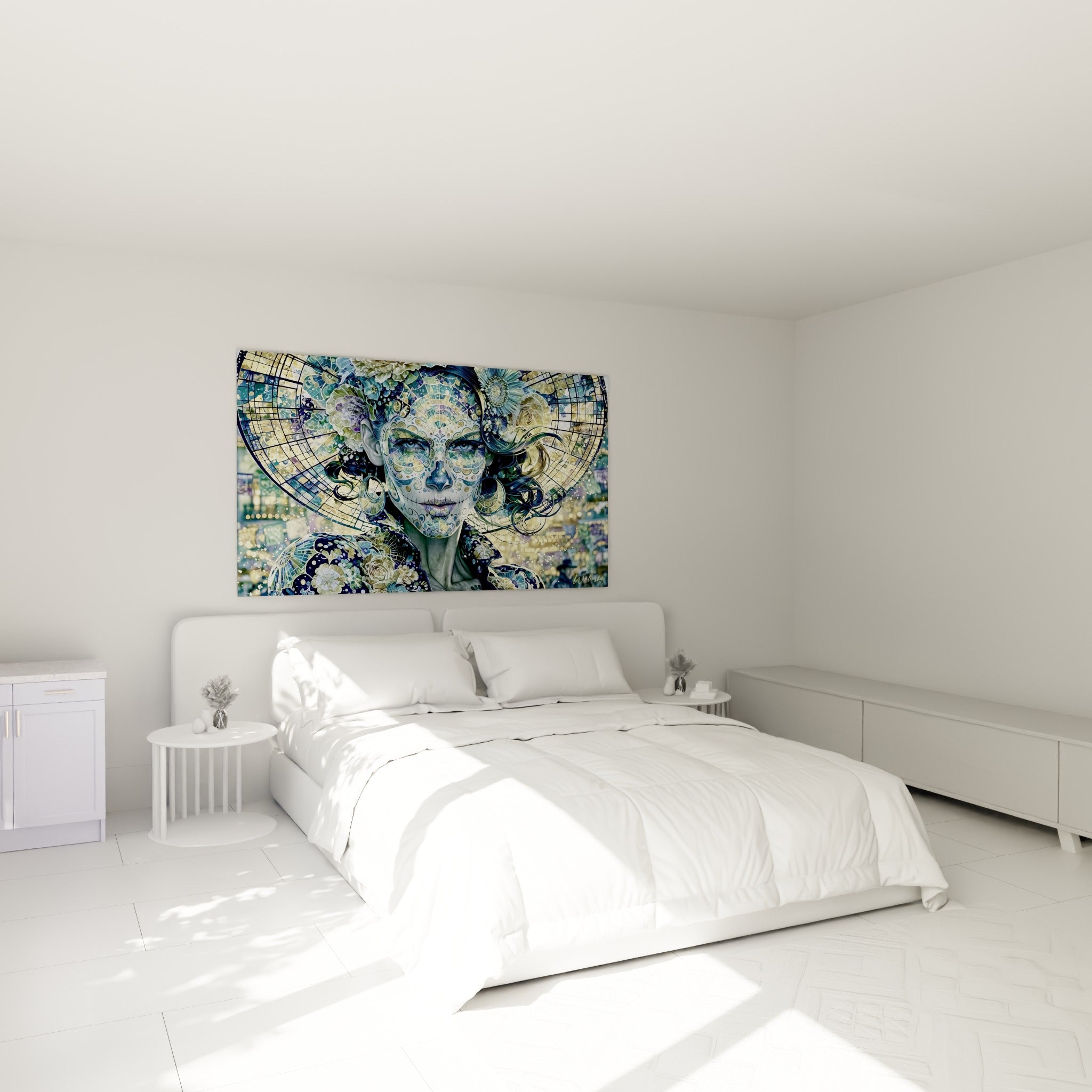 Calavera bleue et dorée aux fleurs blanches, accrochée au-dessus d'un lit dans une chambre claire