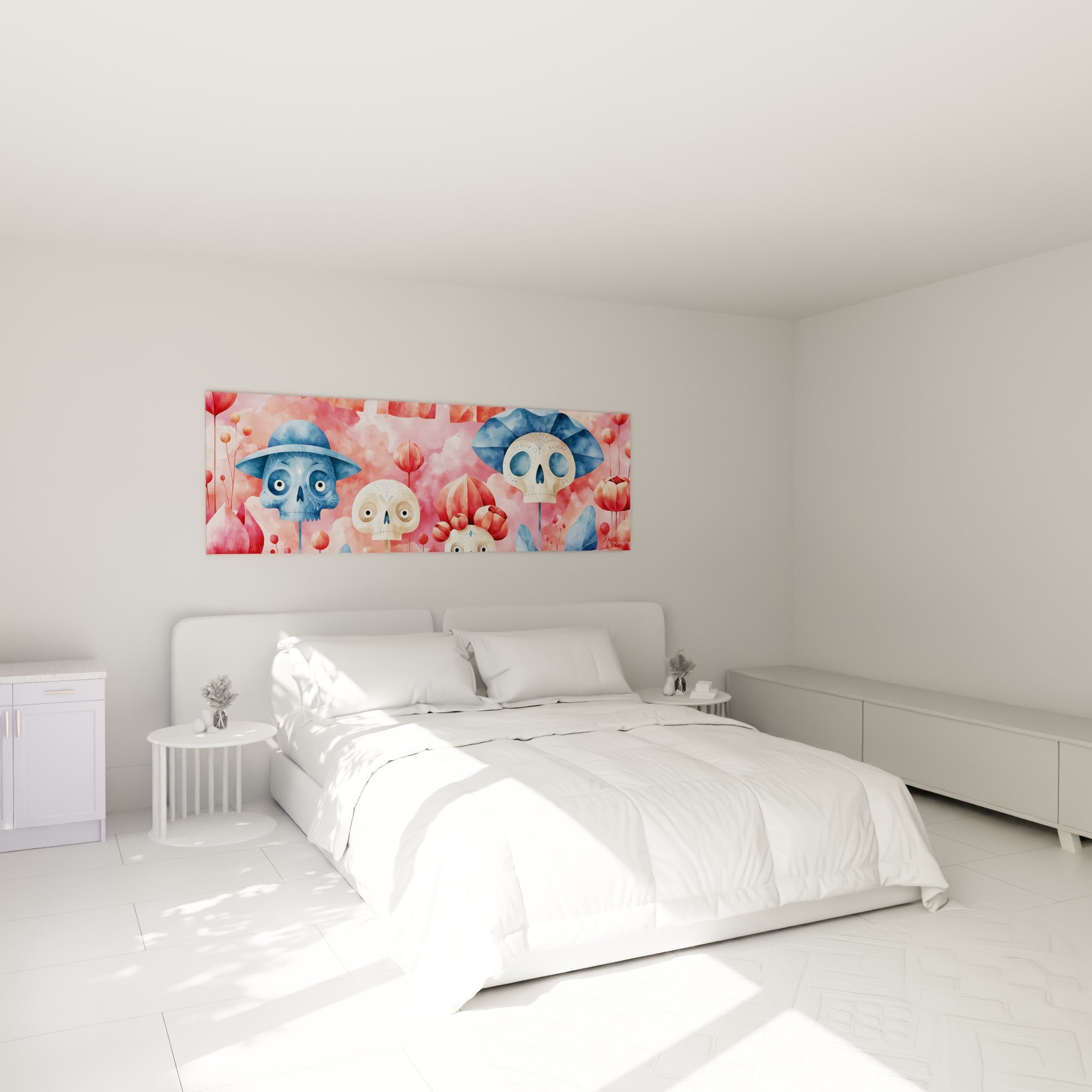 Crânes ornés de fleurs terracotta et coiffes bleu marine accrochés au-dessus d'un lit dans une chambre claire