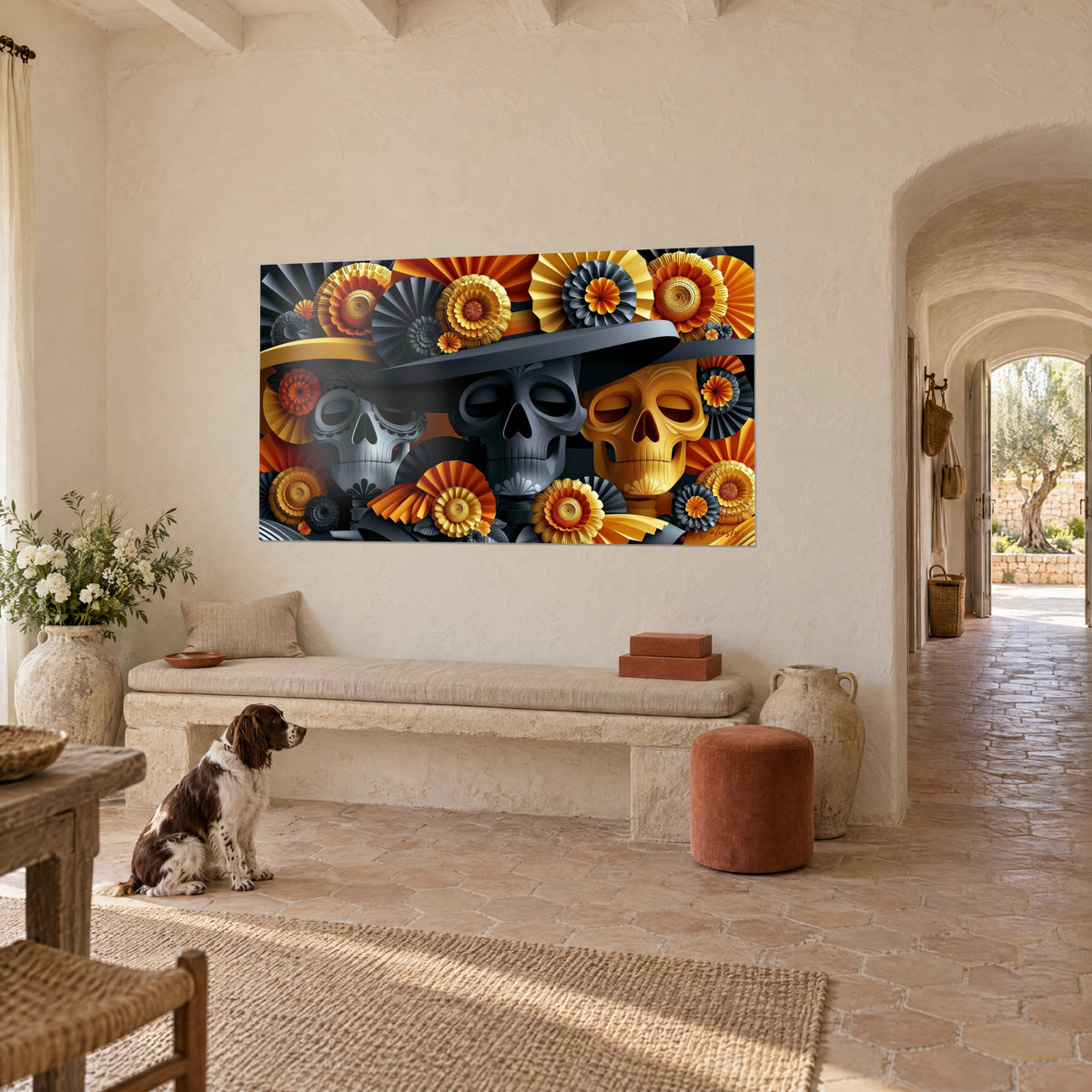 Gemälde graue und goldene Calaveras mit Hüten, Rosetten in Ocker und Anthrazit, sitzender Spaniel, cremefarbene Wand eines provenzalischen Mas