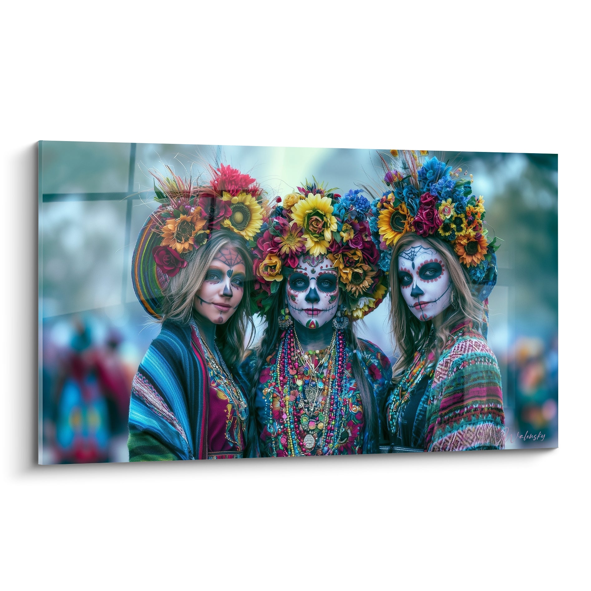 Trois calaveras fleuries en ocre et bleu roi, visages peints en blanc et noir sur fond flouté