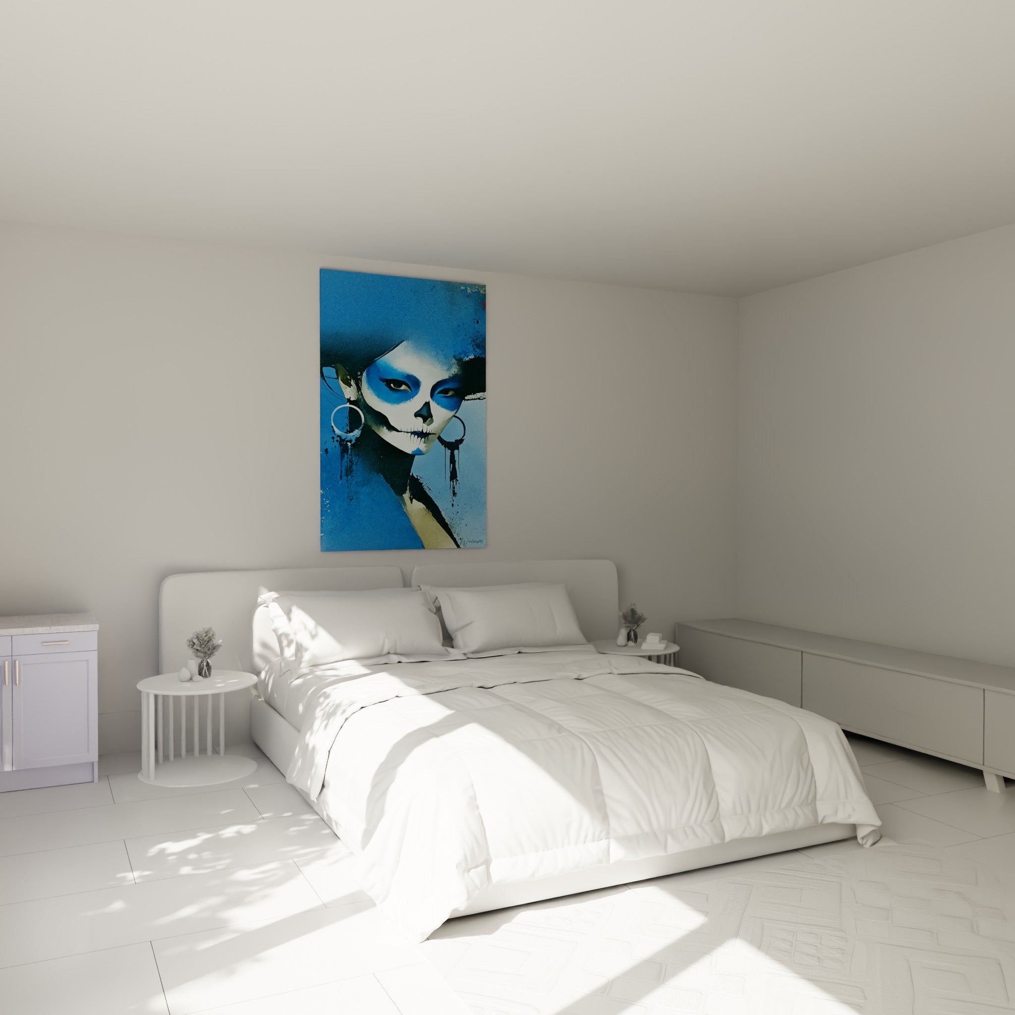 Catrina Dia de los Muertos aux tons bleu marine et blanc, coulures noires, accrochée au-dessus d'un lit dans une chambre claire