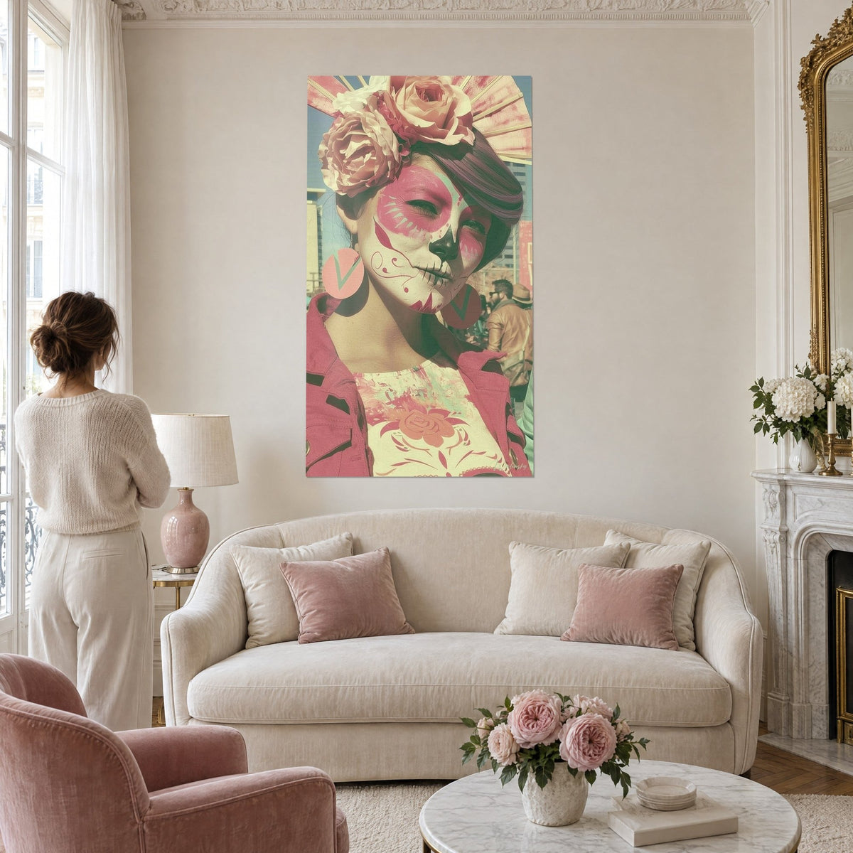 Tableau calavera maquillée aux roses ivoire géantes, joue rose, boucles d'oreilles rondes, au-dessus d'un canapé dans un salon lumineux