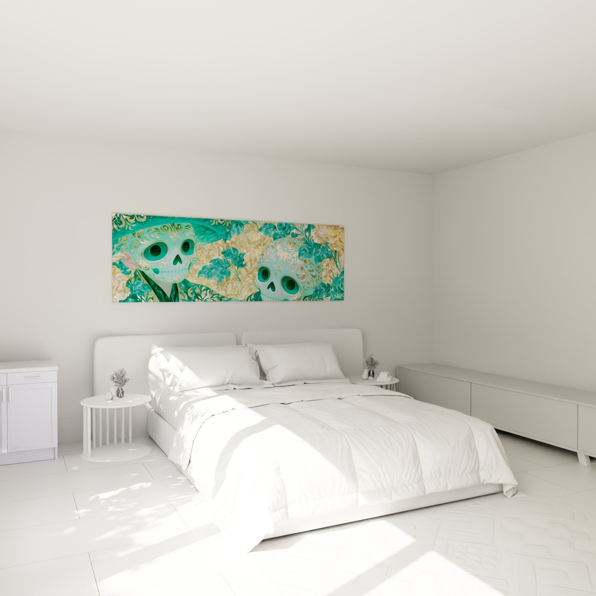 Crânes turquoise et doré du Dia de los Muertos accrochés au-dessus d'un lit dans une chambre claire