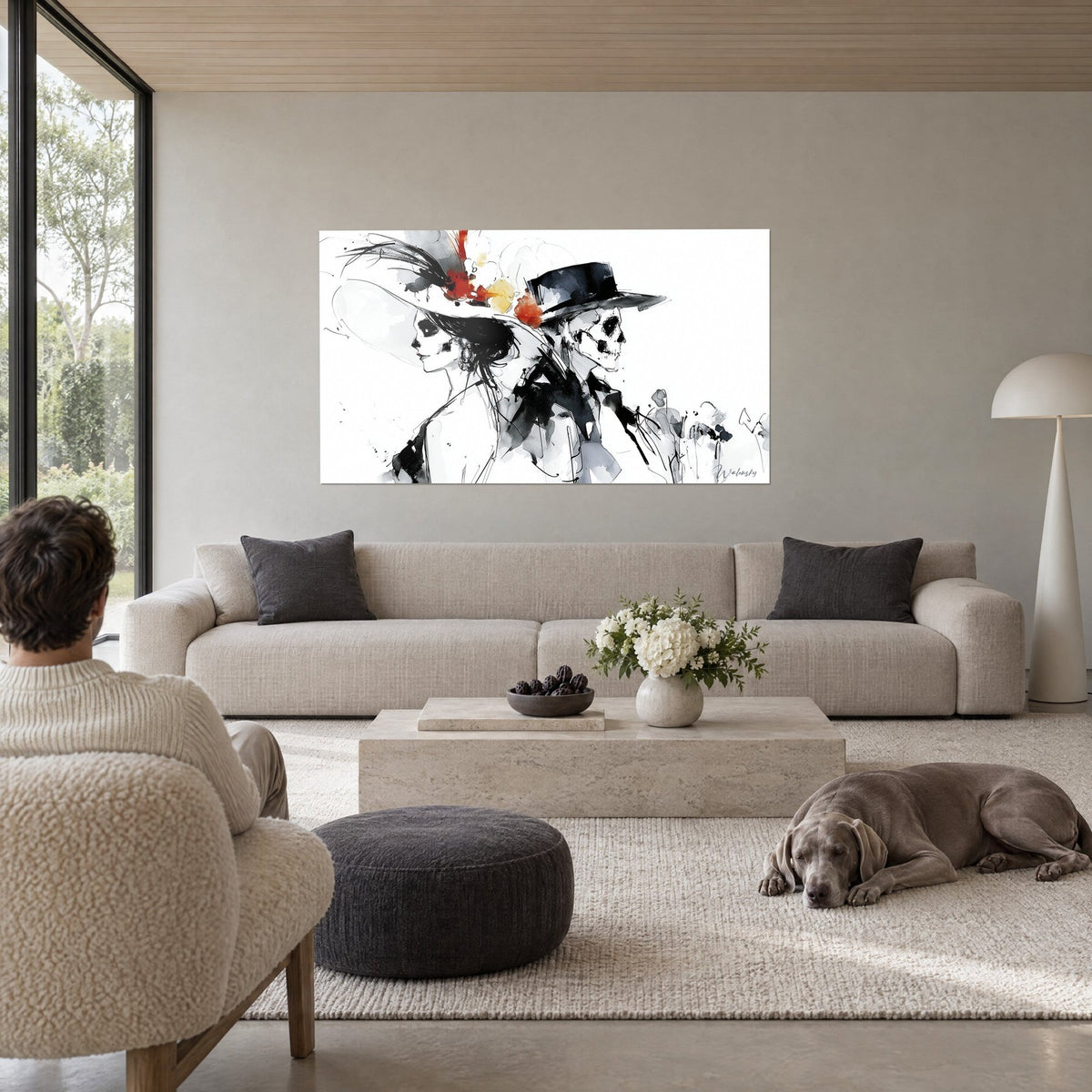 Tableau couple de squelettes élégants, chapeau blanc à plume noire et fleurs rouges, au-dessus d'un canapé dans un salon lumineux