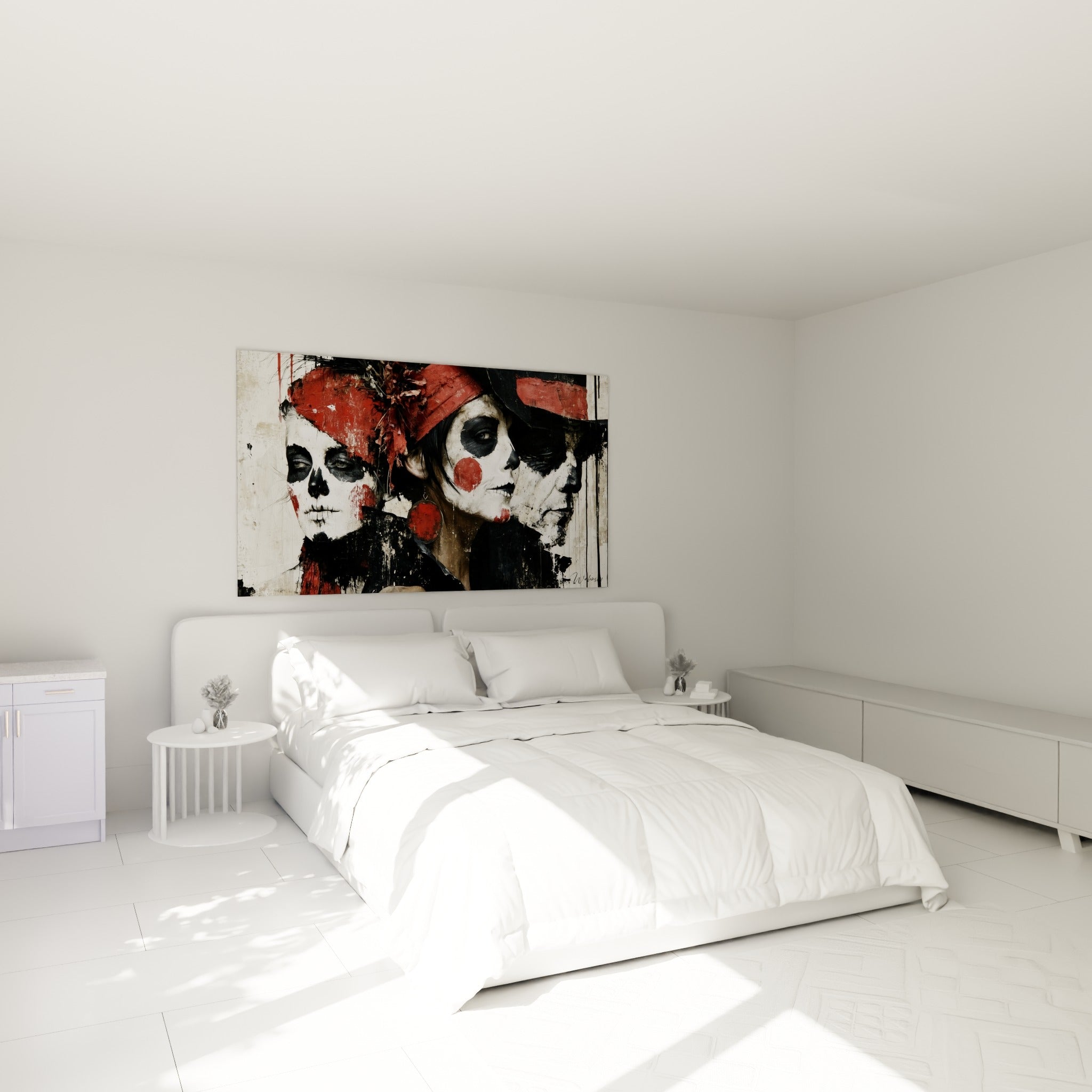 Visages crânes peints en rouge et noir profond, chapeau à plumes, au-dessus d'un lit dans une chambre claire