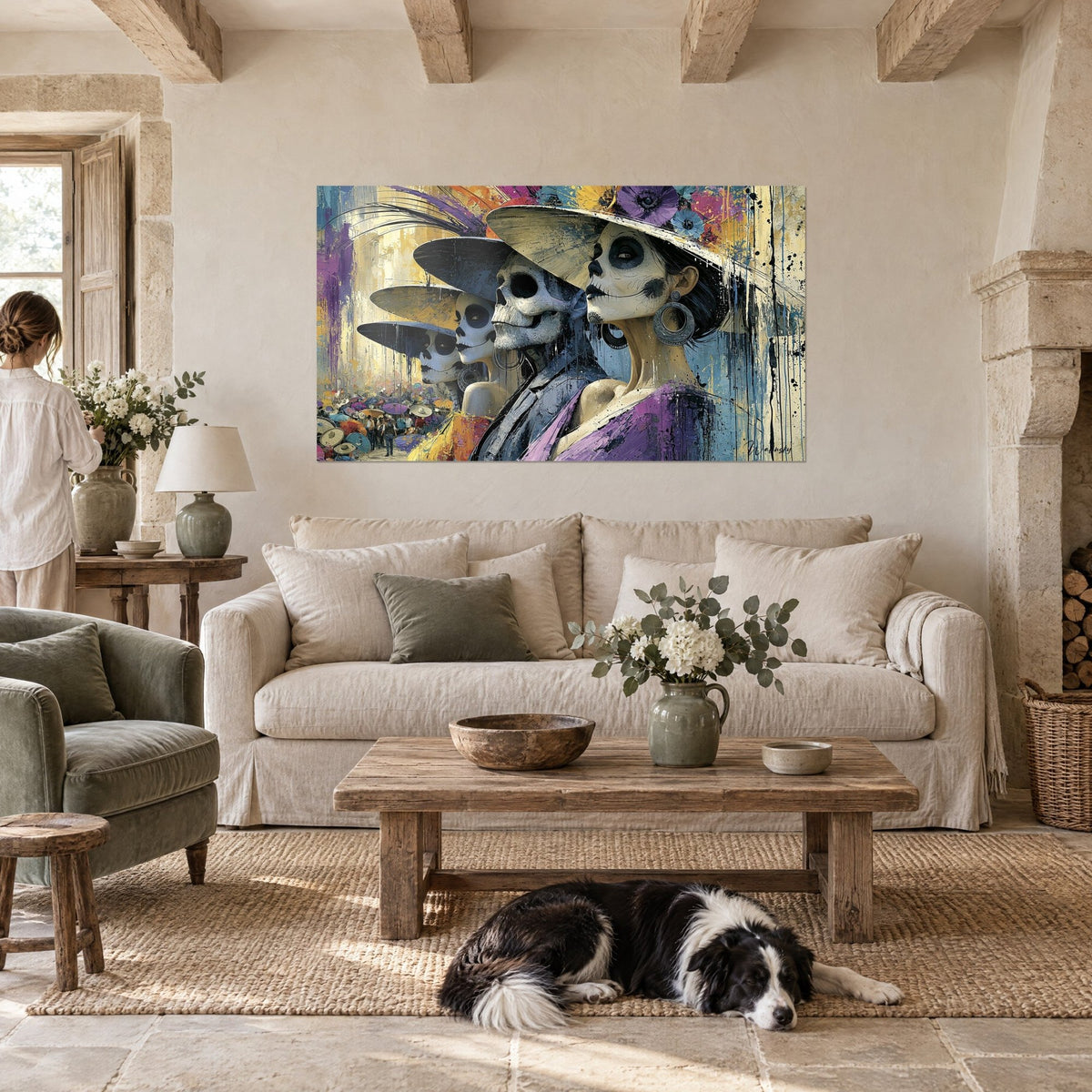 Quadro teschi truccati sotto ampi cappelli, viola e beige, donna di spalle e collie, sopra un divano in un soggiorno luminoso